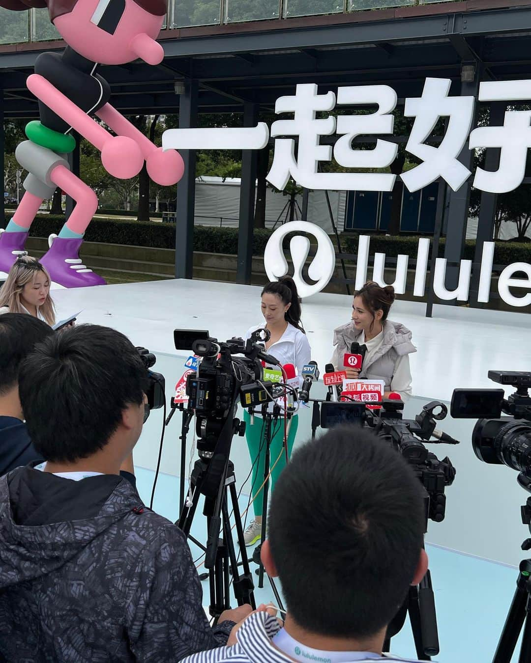 セリーナ・ジェイドさんのインスタグラム写真 - (セリーナ・ジェイドInstagram)「First some fun snippets from the @lululemon event yesterday in shanghai! Great event and many cool art installations from @jeremyville More official pics to come! Was lovely to do a panel on well-being with 简里里」10月10日 14時52分 - celinajade