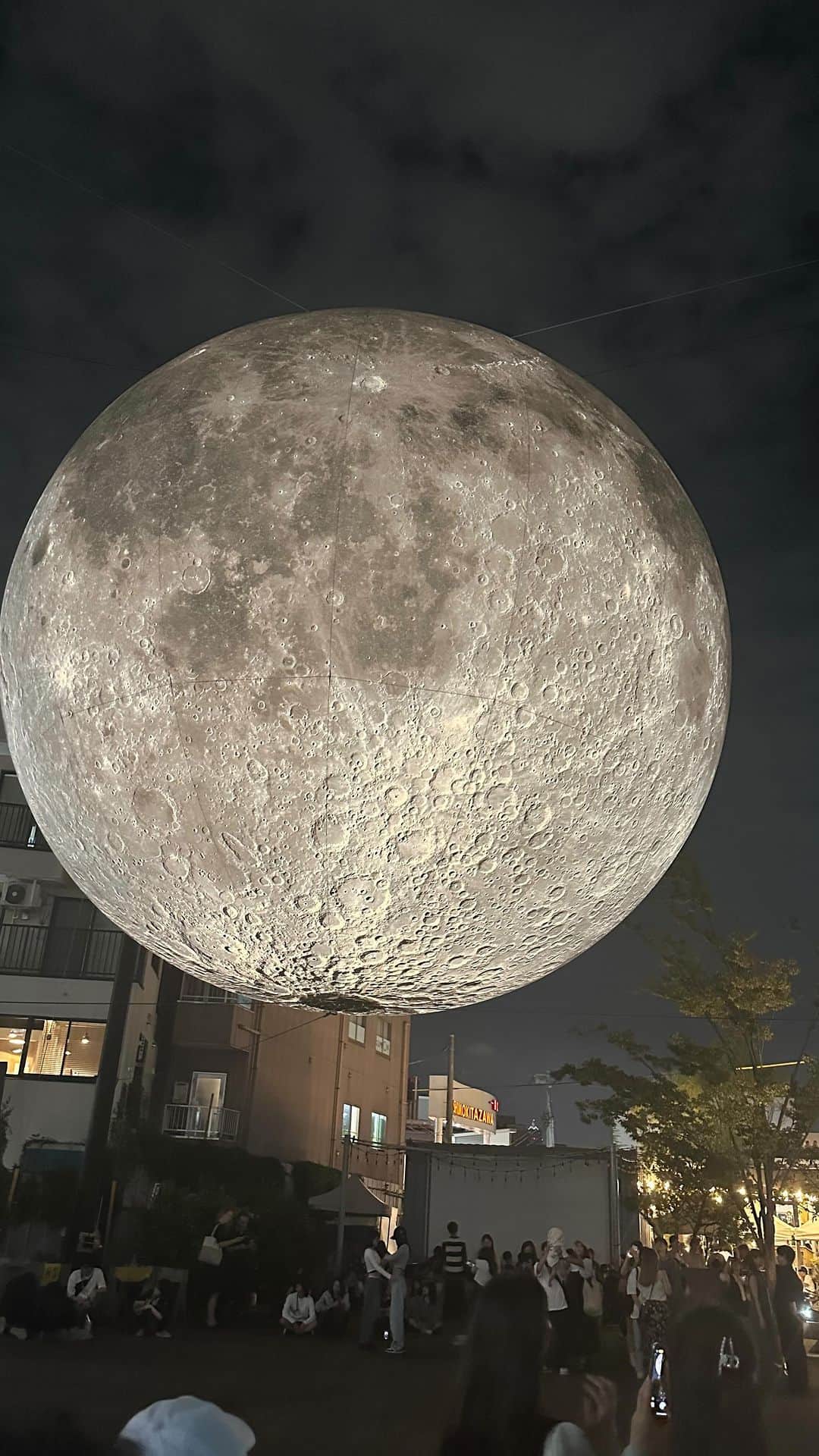 ホラン千秋のインスタグラム：「_ 🌕 🫴🏼」