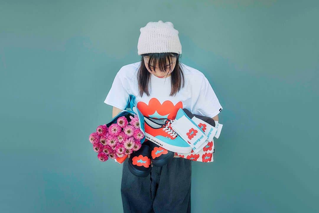 のインスタグラム：「お花のセレクトショップALL GOOD FLOWERSと初のコラボレーションが実現。 ALL GOOD FLOWERSらしい仕様が施されたAUTHENTICとSLIP-ONを含む、Head to Toeで楽しめるコレクションとなっている。  また、10月14日(土)～10月23日(月)までABC-MART GRAND STAGE GINZAの2FにてスペシャルPOP UPを開催。発売日となる10月14日(土)と15日(日)の2日間には、本コレクションご購入のお客様に花束をプレゼント。  詳しくは、www.vans.co.jpをチェック。  @allgoodflowers」