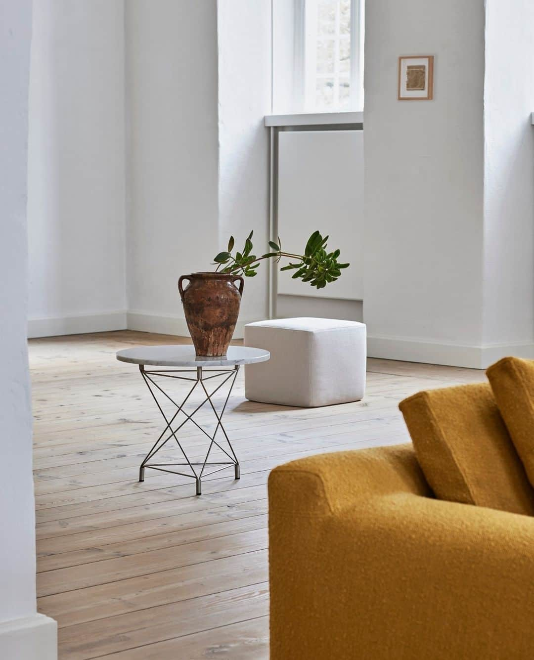 eilersenのインスタグラム：「The Spider Triangle Table was designed by Andreas Hansen. With legs inspired by a spiderweb, you get an elegant silhouette that carries the tabletop in marble or glass. ⁠ ⁠ Table: Spider Triangle with white marble tabletop⁠ Designer: Andreas Hansen⁠ Sofa: Aton upholstered in Wave 38⁠ ⁠ ⁠ ⁠ ⁠ #eilersen #eilersenfurniture #myeilersen #enjoyaneilersen #spidertable #andreashansen #atonsofa #jensjuuleilersen #homedecor #sofa #danishdesign #inredning #finahem #interiorlovers #interiordesign #modernliving #minimalism #nordiskehjem #nordicinspiration #nordicliving #craftsmanship #boligindretning #designinterior #livingroominspo #boliginspiration  #hemindredning #schönerwohnen #nordicminimalism #designinspiration #throughgenerations」