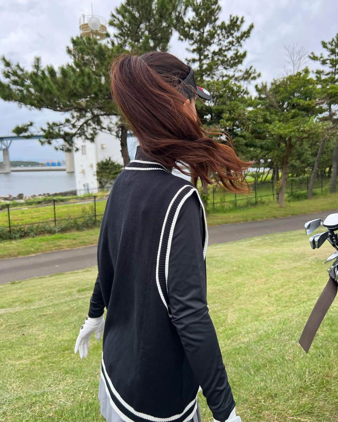 杉田恵李奈さんのインスタグラム写真 - (杉田恵李奈Instagram)「若洲ゴルフリンクス⛳️ こんなに近い場所にゴルフ場がある事にビックリ😳🙌 そして控えめに言って超絶楽しすぎた…🏌️‍♀️ ※気候も良くて終始ニコニコ。 ご飯食べている時も、カートに乗っている時も 終わって着替えている時も、帰りの車の中でも ずーーーっと『ゴルフおもろ〜楽しすぎる🥹』って呟いていた私(´∀｀) ハマった。下手だけど楽しい。 もう既にラウンド回りたいもん。 ゴルフ女子の吉田ちゃま、美脚の茂木ちゃん♡ 何から何までありがとう🥰 おこがましいので、ゴルフ女子というハッシュタグは 控えさせて頂きます😂 . . #若洲ゴルフリンクス#江東区#ゴルフ#golf #ゴルフウェア#ゴルフコーデ#golfwear#malbongolf  #最後にまぐれのBirdie風#美脚の茂木ちゃん #払拭できない学生の頃の制服の着こなし感 #とにかく吉田先生と茂木先生に感謝しかないです」10月10日 15時03分 - erina_roppongi