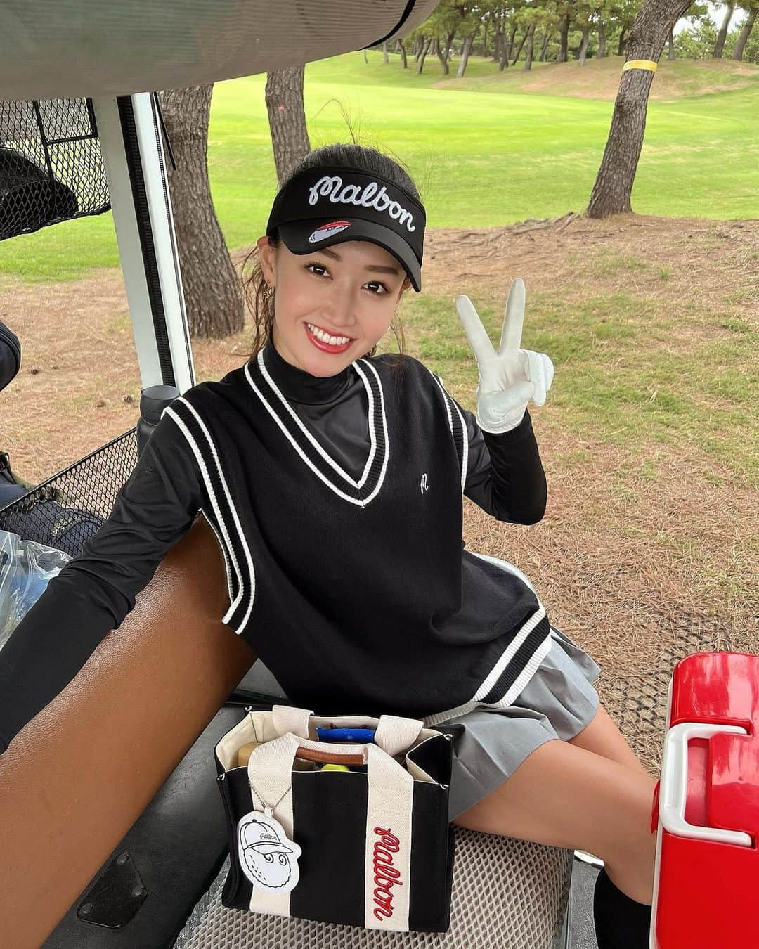 杉田恵李奈のインスタグラム：「若洲ゴルフリンクス⛳️ こんなに近い場所にゴルフ場がある事にビックリ😳🙌 そして控えめに言って超絶楽しすぎた…🏌️‍♀️ ※気候も良くて終始ニコニコ。 ご飯食べている時も、カートに乗っている時も 終わって着替えている時も、帰りの車の中でも ずーーーっと『ゴルフおもろ〜楽しすぎる🥹』って呟いていた私(´∀｀) ハマった。下手だけど楽しい。 もう既にラウンド回りたいもん。 ゴルフ女子の吉田ちゃま、美脚の茂木ちゃん♡ 何から何までありがとう🥰 おこがましいので、ゴルフ女子というハッシュタグは 控えさせて頂きます😂 . . #若洲ゴルフリンクス#江東区#ゴルフ#golf #ゴルフウェア#ゴルフコーデ#golfwear#malbongolf  #最後にまぐれのBirdie風#美脚の茂木ちゃん #払拭できない学生の頃の制服の着こなし感 #とにかく吉田先生と茂木先生に感謝しかないです」