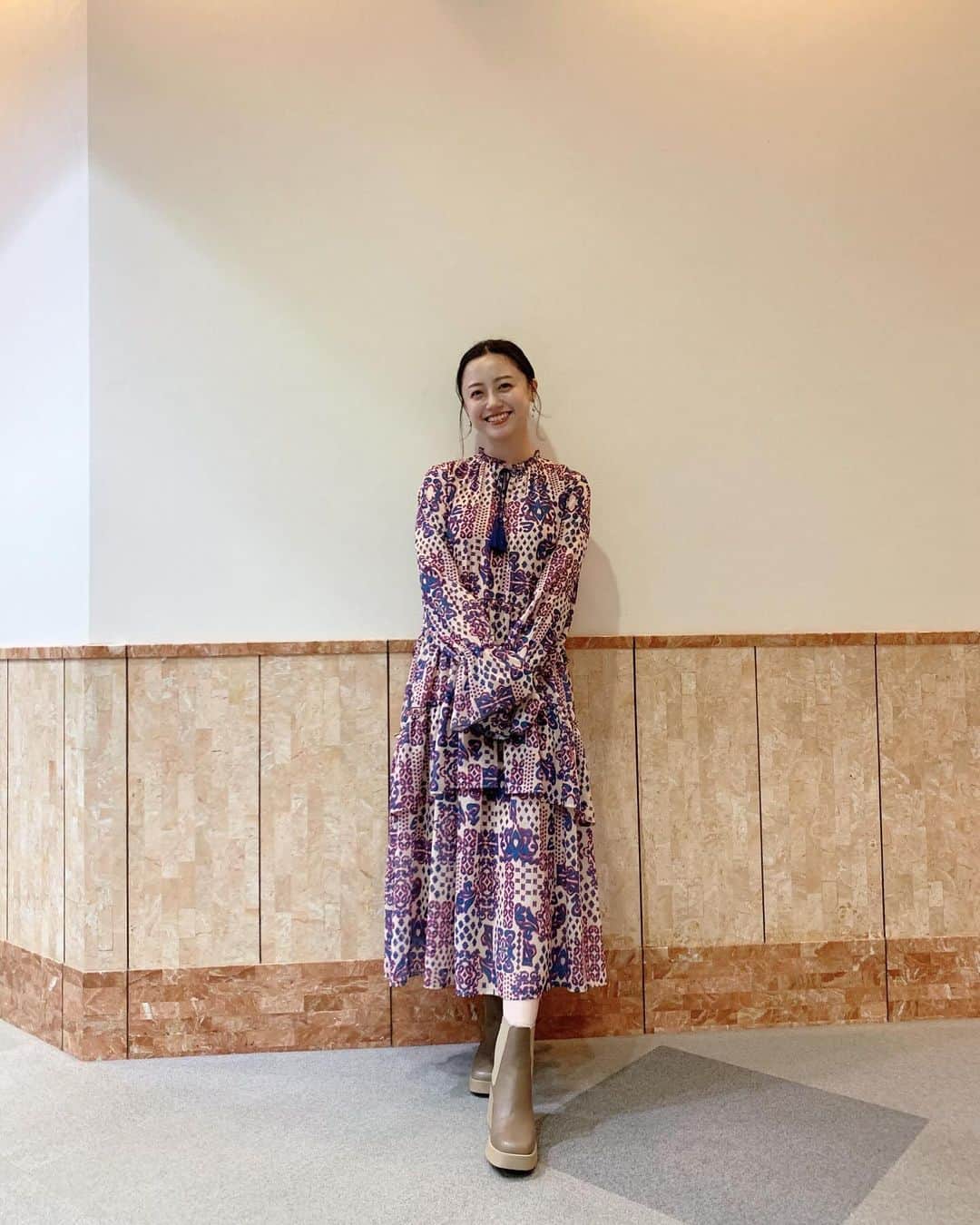 のインスタグラム：「・ ・ 10.7  #王様のブランチ 衣装🌿  ワンピース ブーツ @rosebud_official_   なぜこんなにニコニコしているのかというと、目の前にパンサーの菅さんがいたから😂 久しぶりにお会いできて嬉しくて 一緒に写真撮ってもらったのに載せていいか聞くの忘れてしまった…ショック😭 菅さんのポージング、モデルさんみたいだったな〜」
