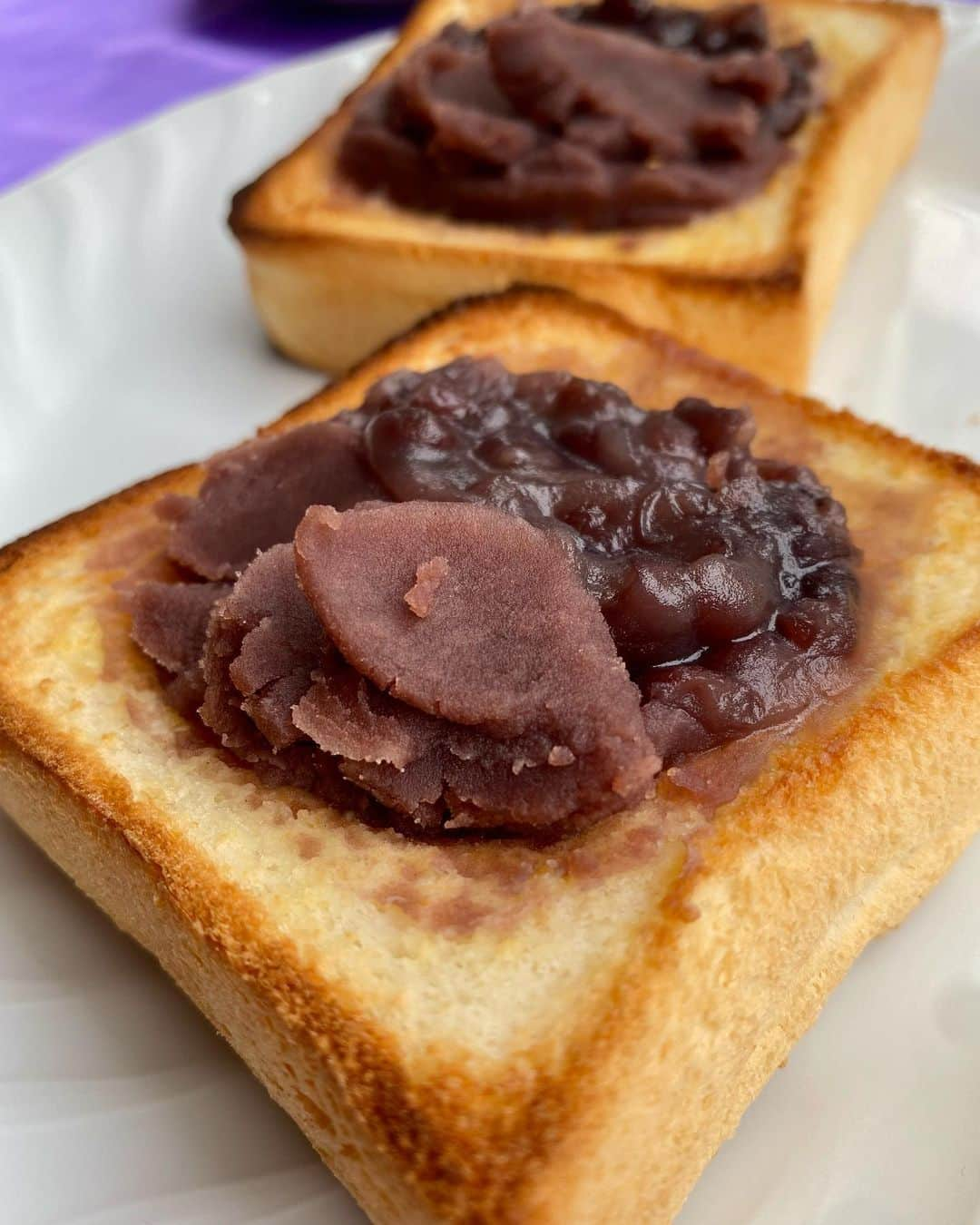 小松﨑花菜のインスタグラム：「・ 大好きな小倉トースト😋🍞  今朝は愛知の多くの喫茶店に餡子を提供している 「舘林製餡」からお伝えしました！❤️  出来立ての粒あん、美味しかったな〜🤤🫘 あの美味しさはしばらく忘れられないだろうな...。  20種類の餡子、 いつか全種類食べてみたいです🙋‍♀️  #名古屋グルメ #小倉トースト #舘林製餡 #餡子 #メーテレ #ドデスカ #生マチQ」