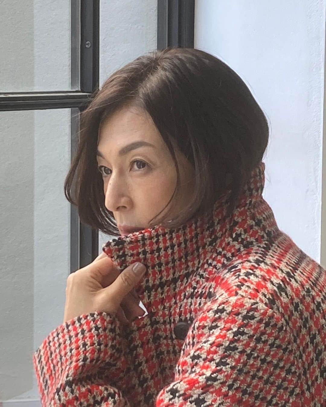 鈴木保奈美のインスタグラム：「Precious 11月号　for @paulstuartjapan   すとん、と秋がやってきた。火曜日は週に一度の休演日。そろそろ衣替えしたいのに…気力と体力が…ううう。  @precious.jp」