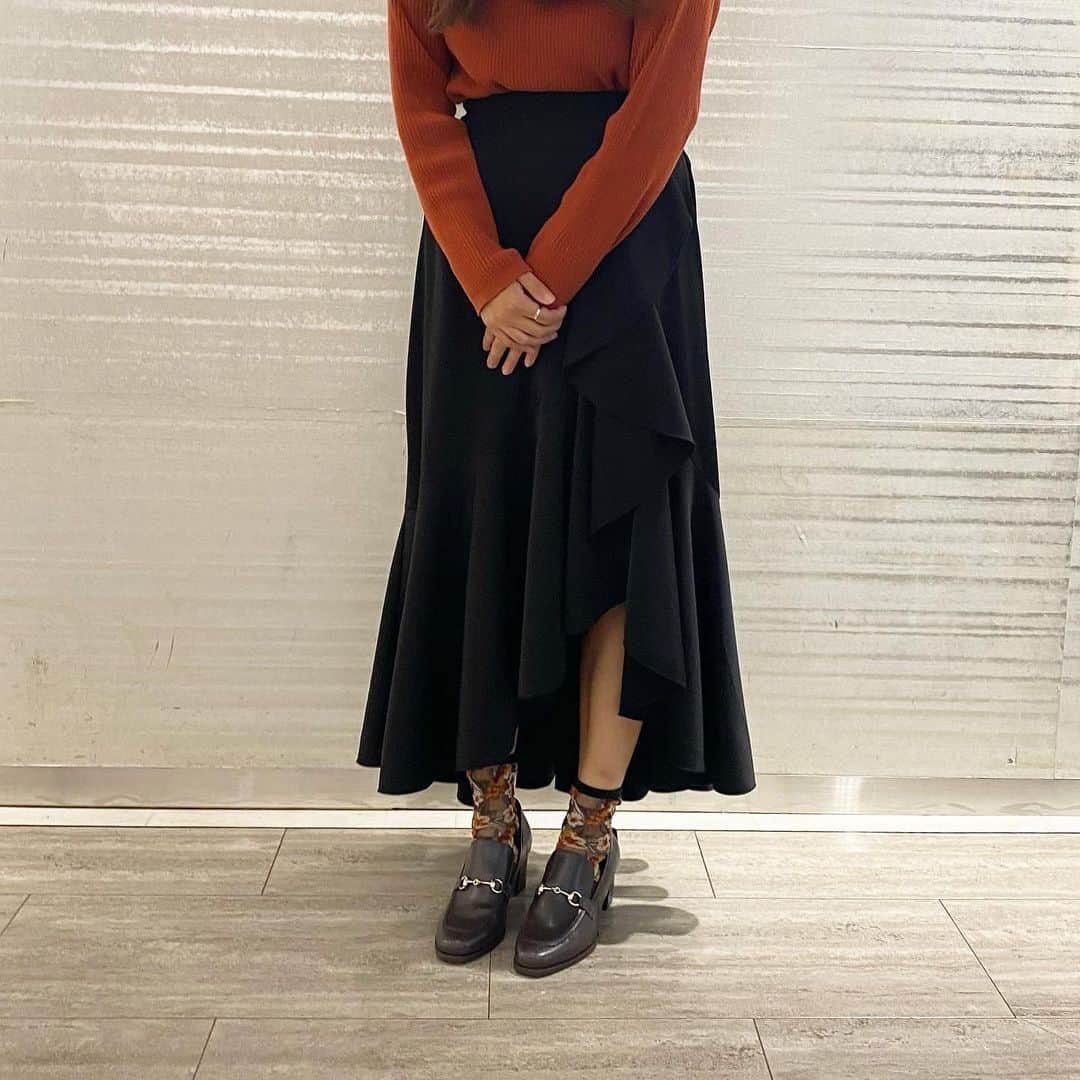 のインスタグラム：「NEW ARRIVAL🍂 . トレンド感のあるヒールローファー。 甲が深めでしっかりホールドされるのでフィットし、 すっきりとしたシルエットになっています♪ . color▶︎Black,khaki,Darkbrown,Oak size▶︎22.0〜25.0㎝ price▶︎¥9,790(税込) . #LazySwan #レイジースワン #東急プラザ #tokyuplaza #蒲田 #東急プラザ蒲田 #Tokyo #東京 #pumps #パンプス #Loafer #ローファー #ローファーコーデ #綺麗目コーデ#大人可愛い #ガーリー #カジュアル #カジュアルコーデ #あしもと倶楽部 #おしゃれさんと繋がりたい #2023aw #秋 #秋靴 #日本製」