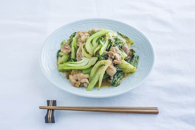 暮らし上手のインスタグラム：「今日の晩ごはんに『鶏肉とチンゲン菜のごま酢炒め』はいかがですか？  今井亮さんの『鶏肉とチンゲン菜のごま酢炒め』は、チンゲン菜の葉と茎を時間差で炒めて、一番美味しいタイミングでいただきます。コクの中に酸味をきかせたごま酢ダレなら食材ふたつでも食べごたえのある炒めものに。  ------------------------------ 調理時間：20分（時短）  材料 （ 2人分 ） 鶏モモ肉 …１枚（約250ｇ） チンゲン菜 …２株 ニンニク …１片（みじん切り） 塩、こしょう …少々 ごま油 …小さじ２ A 白すりごま …大さじ３ 醤油、酒 …各大さじ１ 砂糖、酢 …各大さじ1/2  ------------------------------  レシピの詳細はプロフィールリンクから！  #Kurashi #暮らし上手 #晩ごはん #レシピ #簡単レシピ」
