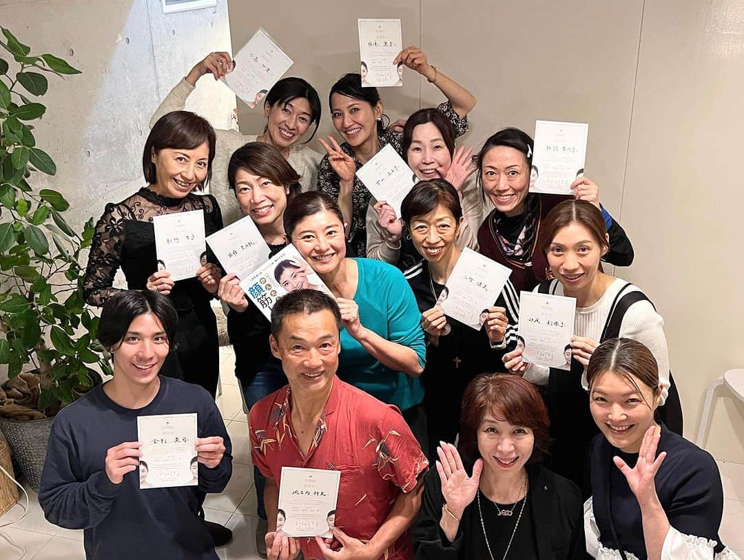 間々田佳子のインスタグラム：「間々田式顔筋トレ コアフェイストレーニングジュニアインストラクター養成講座　10名合格いたしました。  おめでとうございます！㊗️🎊🎉  指導＝自分磨き  顔を動かす事の素晴らしさを 日本中の皆さんに広めて くださーい！  今回は関東圏だけでなく 関西、四国、九州からも 集まりました。  みなさんの活躍が楽しみです。  #コアフェイストレーニング」