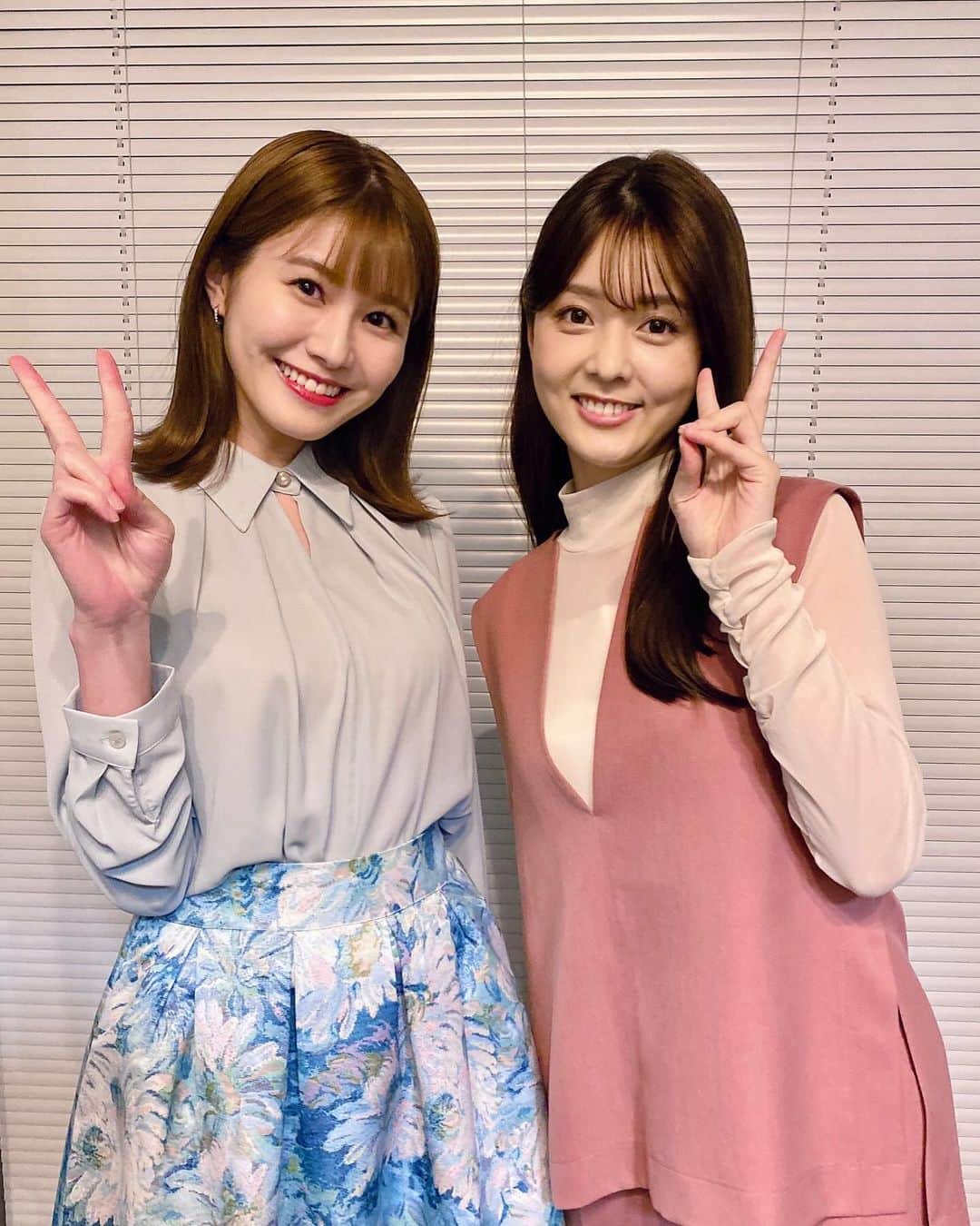 佐藤梨那のインスタグラム：「🩵🩷  zero気象予報士の市村さんと カラフルな日♡  心明るく 気分を上げていきましょー！」