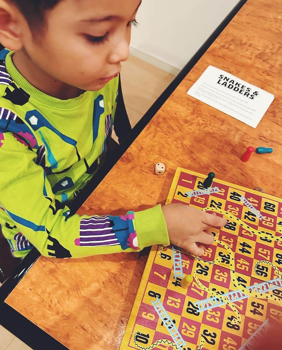 尾形沙耶香のインスタグラム：「Snakes and Ladders に　Dobble🃏。義母のイギリス土産のお陰で、長男George と私の大切な時間が増えた今日この頃。 カードゲームは、ほんの少し🤏だけ手加減するけれど、🎲は調節しようがない。何故か連敗し続けるGeorge。ゴールまで残り2マスの所で突然、「ママあっち向いてて」と言い出し、「やったー！ちょうど2がでた！」という声と共にゲームに視線を戻すと、2が出た🎲と彼の📍がゴールの上にそっと乗せてあった。うーむ🧐親としてどう反応したら良いか悩ましい。　ひとまず初勝利とミラクルを一緒に喜び合ってから、“あなたがした”とは言わずに、ズルをしてはいけないという事と、インチキをして勝っても心から喜べないという話しをしてみた結果、恥ずかしそうな、泣だしそうな顔を、私の肩に埋めてきた。真相は闇の中ですが、迫真の演技(だとすれば)と知恵に成長を感じつつ、これもまた学びの一歩になってくれたらと、いつになく前向きに捉える事ができた自分にも気がつき、子育てで成長しているのは、子供だけではないなぁと、つくづく感じた時間にもなった。さて、次回のゲームはどうなるかな🤡  #happymomlife 👩‍👦‍👦 #育児日記  #ジョージと私」