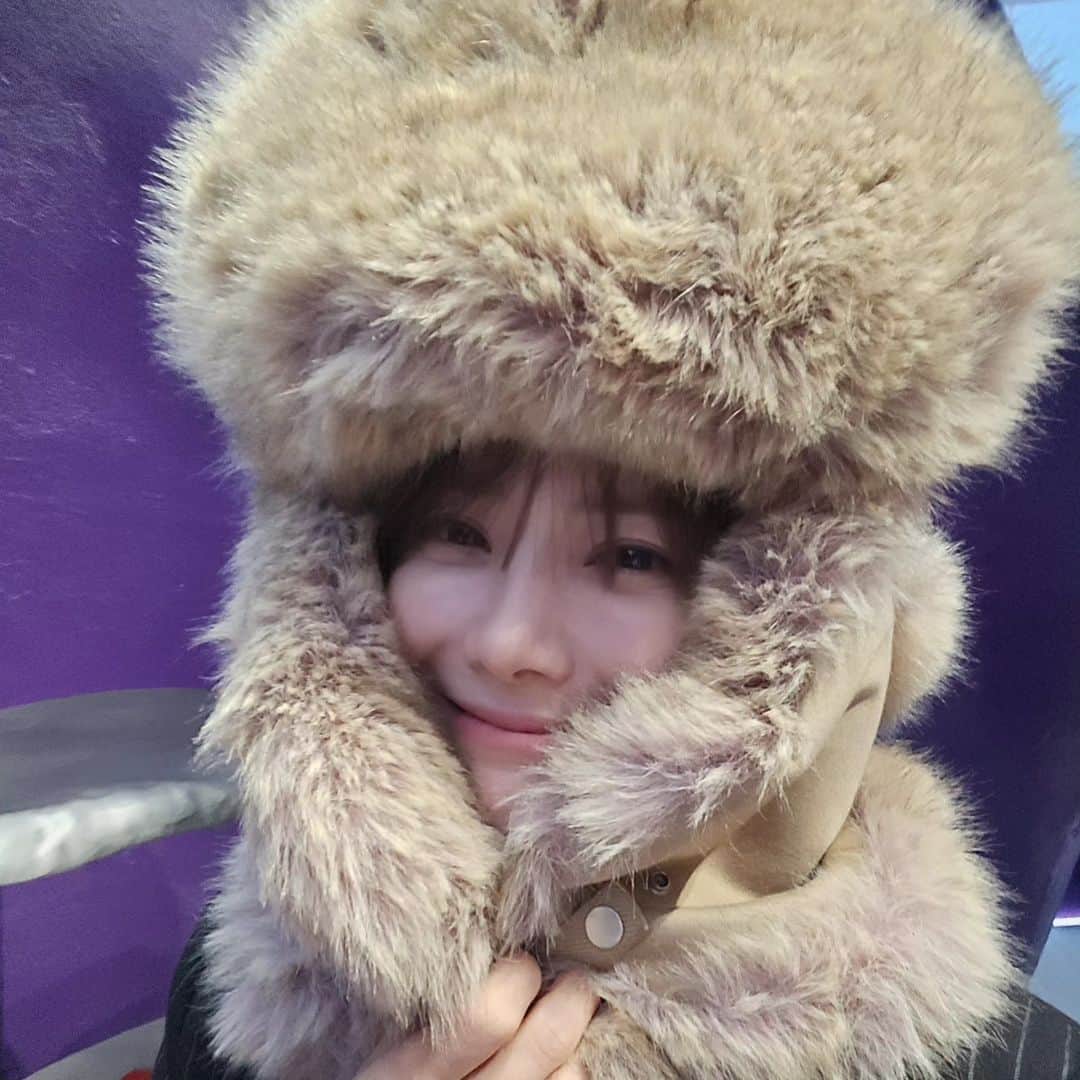 ユ・ハナのインスタグラム：「목디스크가 있어서 무거운거 못 쓰고 다녀서요🙈  #burberry」
