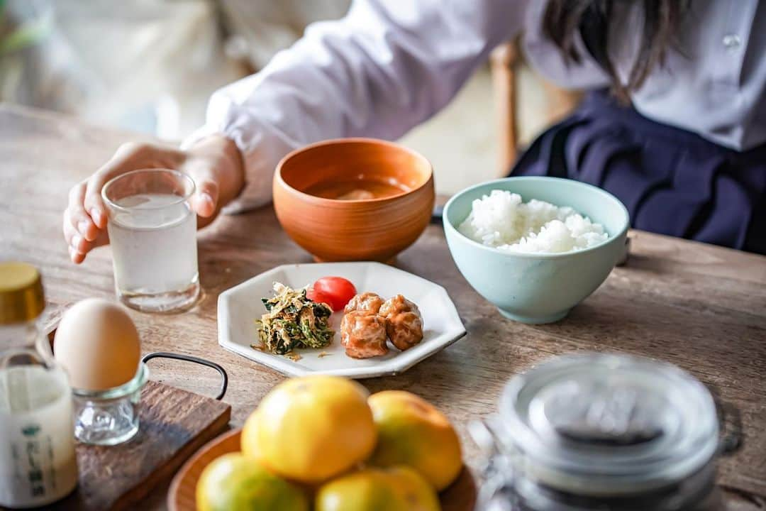 ひとみのインスタグラム：「朝ごはん🍚  毎朝たっぷりのジャムをパンに塗り… 盛り？😂 朝はパンがいいと言っていた二女が、突然食生活改善を申し出ました😅  今後も絶対に太りたくないから、今日から朝食はごはんと味噌汁にして欲しいと。 ご飯も出来れば白米以外でと言われたけれど、急だったのでとりあえず大急ぎで用意した朝ごはん🍚  秋川牧園のミートボールに助けられる🥹✨  そんな二女に引っ張られて長女もTKGに切り替え😅  推しが何か言っていたのかな？ 振り回される母( ¯▿¯ ) 早速雑穀米やら買い足しに行きました🏃🏻💨💨💨」