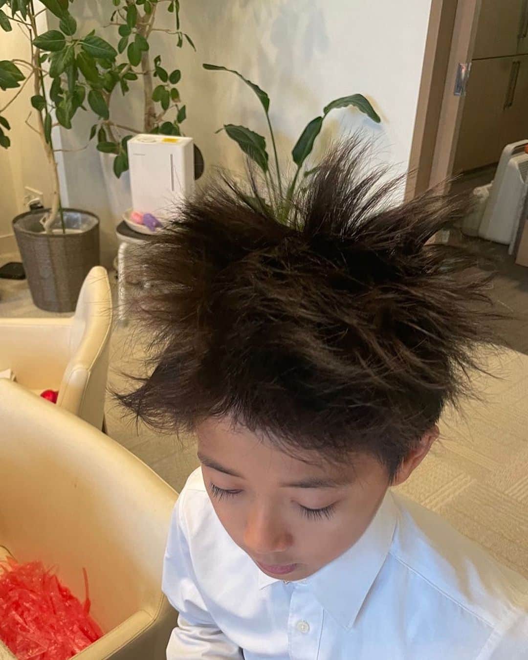 市川海老蔵 （11代目）のインスタグラム：「* What a HAIRSTYLE, dude‼️ I can’t get my eyes off of it🩷✨  すげー髪型‼️  なんか見入ってます🩷✨  #市川團十郎白猿 #市川海老蔵 #海老蔵  #市川新之助 #成田屋 #歌舞伎 #成長記録 #子育てぐらむ #子供のいる暮らし #子どものいる暮らし #子育て日記 #三千世界 #children #childphotography #daughter #son #ABKAI #ABMORI #ebizoichikawa #ebizo #kabuki #thunderparty #theater #theaterarts #actor #japan #classic」