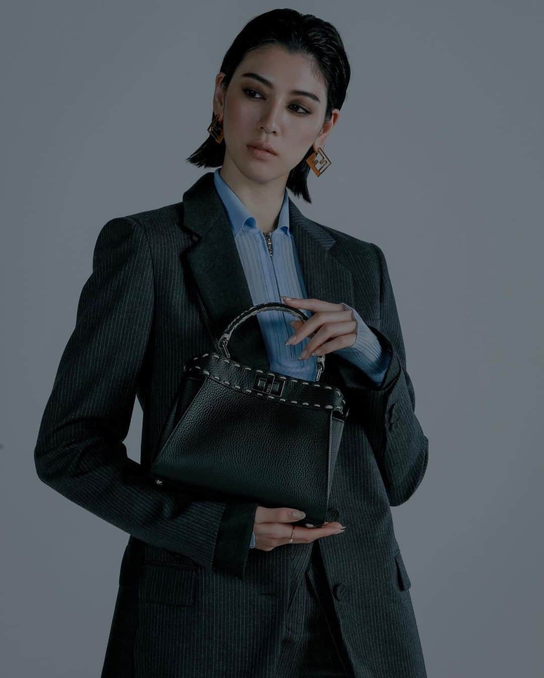のインスタグラム：「-FENDI-  10月10日は 「世界ハンドバッグの日」 FENDIのアイコンバッグである Peekabooで撮影しました。  @fendi  #FendiPeekaboo #PR」