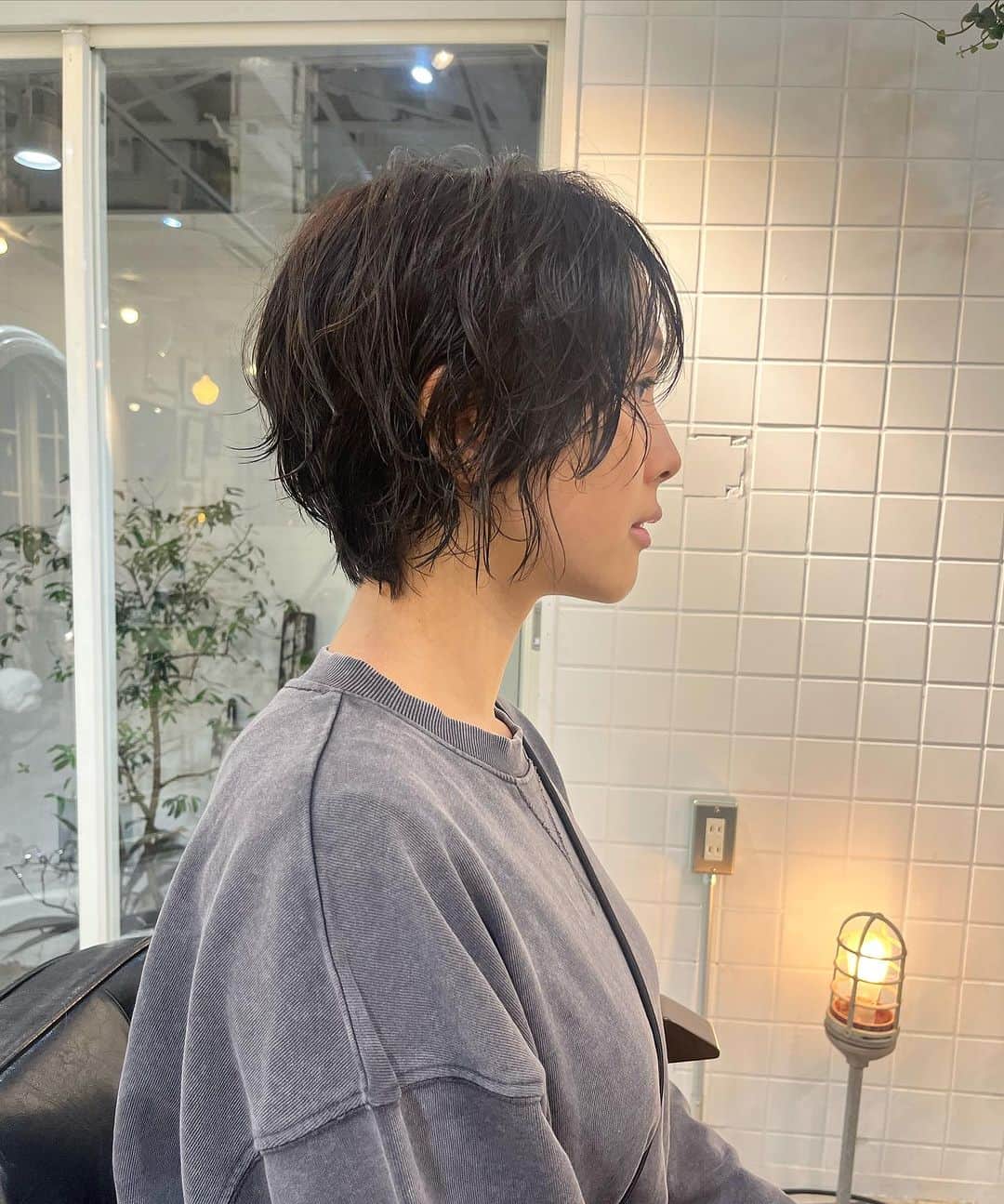 小池ジョアンナのインスタグラム：「髪切った投稿好評だったので Side&Back shotも載せる🫧 無加工です〜  #shortcurlyhair #shortperm  #shorthair #ショートパーマ #ショートパーマスタイル  #黒髪ショート」