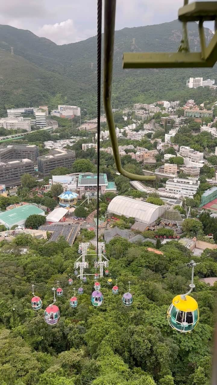 永田杏奈のインスタグラム：「・ ocean parkのケーブルカーは海の見える景色が綺麗で乗っているだけで気持ち良い~🎡 息子の夢に出てくる程彼が好きな乗り物🤭 水族館も乗り物もあって、存分に楽しめるので年パス買って本当に良かった🤍  #オーシャンパーク #oceanparkhongkong  #香港旅行🇭🇰  #annahongkonglife」