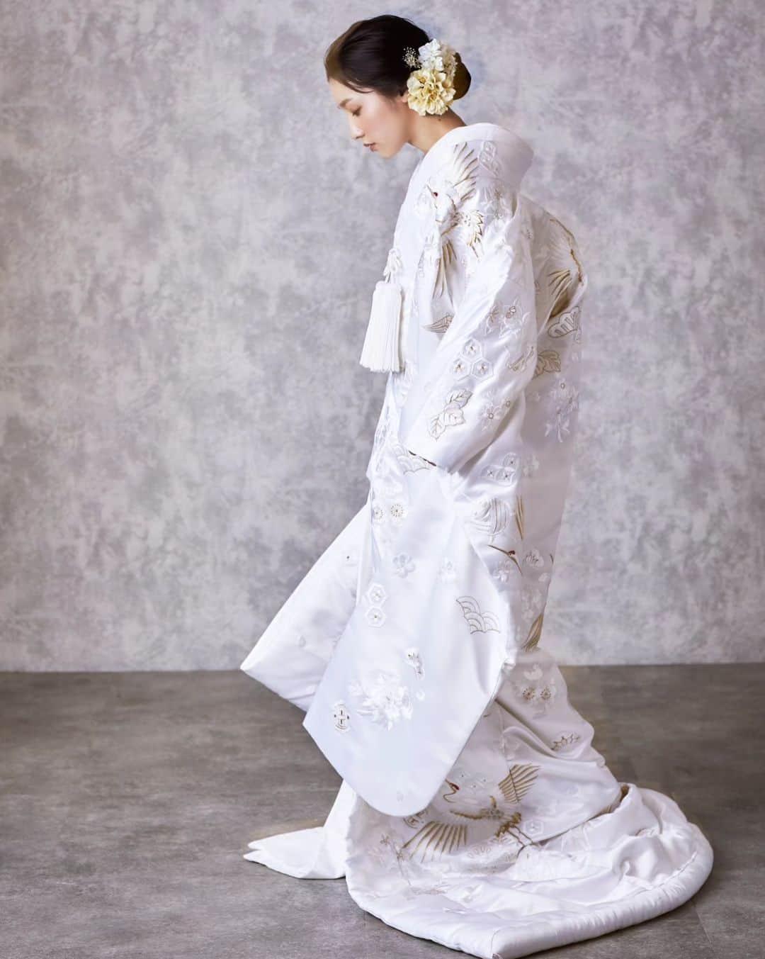 和婚スタイルさんのインスタグラム写真 - (和婚スタイルInstagram)「白無垢の柄の中でも、 特に人気な「鶴」✨  . 鶴は夫婦で生涯を添い遂げることから、 婚礼衣装によく描かれます。  . 【日本の美しい結婚式を紡ぐ】 @wakonstyle  −−−−−−−−−−−−−−− #和婚スタイル  #和婚スタイル花嫁 #神社  #神前式 #仏前式 #白無垢好き #白無垢コーデ #白無垢花嫁 #和装コーデ #秋挙式 #2023秋婚 #2023冬婚  #2024春婚 #花嫁  #新郎 #ウェディング #結婚式  #和装 #着物  #結婚式コーデ  #和装婚  #前撮り  #後撮り #和装前撮り #神社挙式 #白無垢 #色打掛 #引振袖」10月10日 15時33分 - wakonstyle