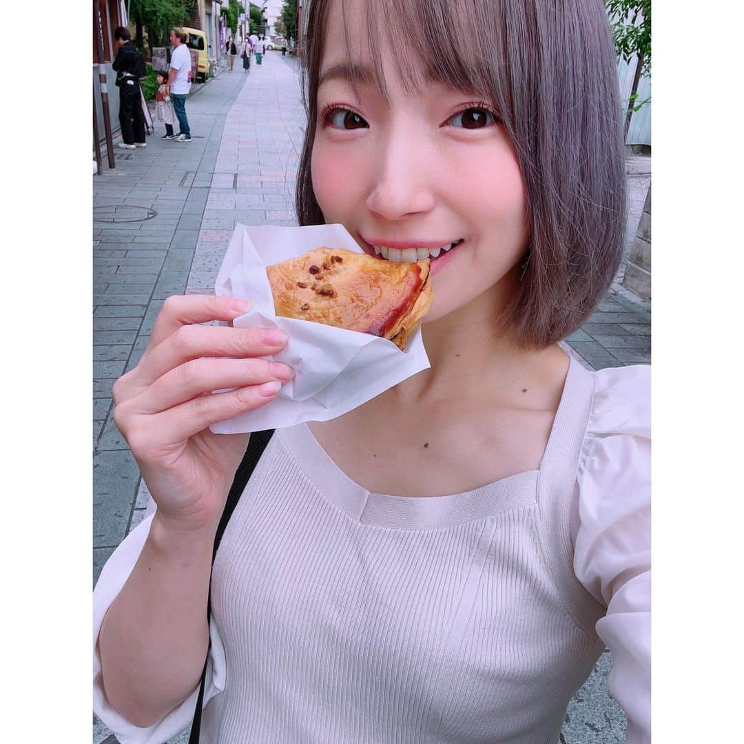 有明ゆなさんのインスタグラム写真 - (有明ゆなInstagram)「川越の菓子屋横丁の近くにある 『スイートポテトパイのお店』 @bakery_rakuraku さん🥐 . スイートポテトパイも ３種類あって ・プレーン ・りんご ・レアチーズ めずらしいから 《レアチーズスイートポテトパイ》 チーズチーズしてて お芋の甘みもしっかりあって すごいバランスのいいパイ🍀 甘さ控えめが好きな人は レアチーズおすすめ❤️ . クロワッサン🥐も 持ち帰りで買っちゃった💗 . 川越は 食べ歩きできるし お散歩できるから めっちゃいい🌷 着物きて歩きたいな〜🤤 . . . . PR @bakery_rakuraku #窯出し蜜いもほくほく #テイクアウトグルメ #スイートポテトパイ #川越グルメ #川越スイーツ #川越食べ歩き」10月10日 15時35分 - ariake_yuna