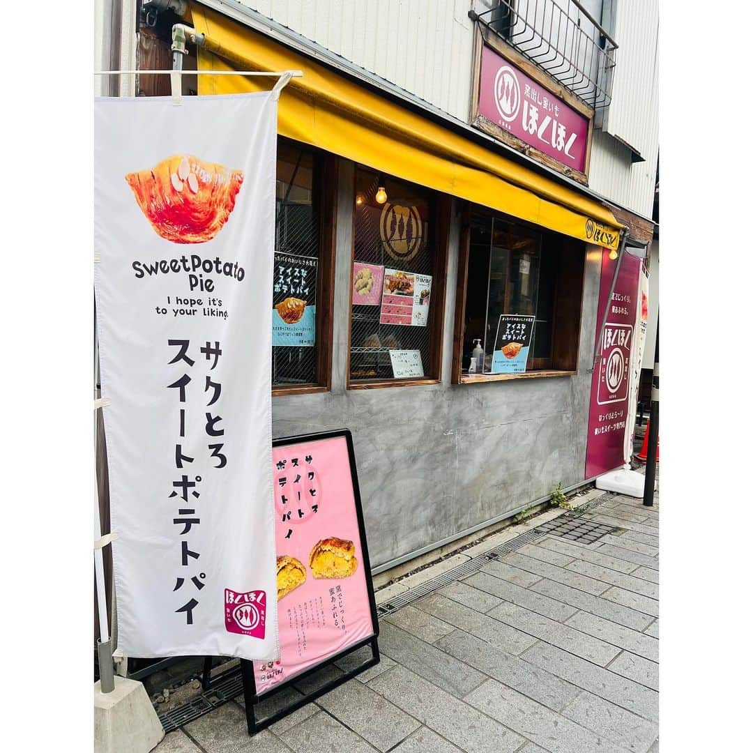 有明ゆなさんのインスタグラム写真 - (有明ゆなInstagram)「川越の菓子屋横丁の近くにある 『スイートポテトパイのお店』 @bakery_rakuraku さん🥐 . スイートポテトパイも ３種類あって ・プレーン ・りんご ・レアチーズ めずらしいから 《レアチーズスイートポテトパイ》 チーズチーズしてて お芋の甘みもしっかりあって すごいバランスのいいパイ🍀 甘さ控えめが好きな人は レアチーズおすすめ❤️ . クロワッサン🥐も 持ち帰りで買っちゃった💗 . 川越は 食べ歩きできるし お散歩できるから めっちゃいい🌷 着物きて歩きたいな〜🤤 . . . . PR @bakery_rakuraku #窯出し蜜いもほくほく #テイクアウトグルメ #スイートポテトパイ #川越グルメ #川越スイーツ #川越食べ歩き」10月10日 15時35分 - ariake_yuna