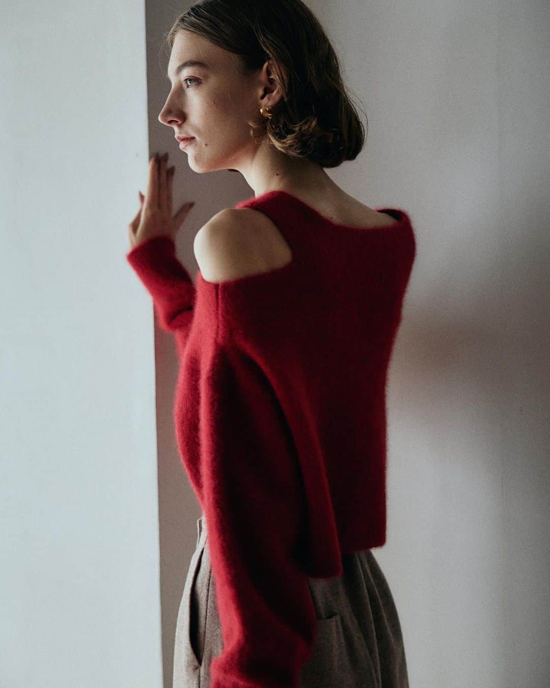 COCO DEALさんのインスタグラム写真 - (COCO DEALInstagram)「ラップデザインのツイードスカートに、ふわふわとした真っ赤な 肩開きニットを合わせて、センシュアルな女っぽさを表現。 ヴィンテージゴールドのハートピアスを添えて、大人びた甘さもプラス。 #cocodeal #ココディール #red #赤コーデ #オフショル #ニットコーデ #肌見せニット #秋コーデ」10月10日 15時46分 - cocodeal_official