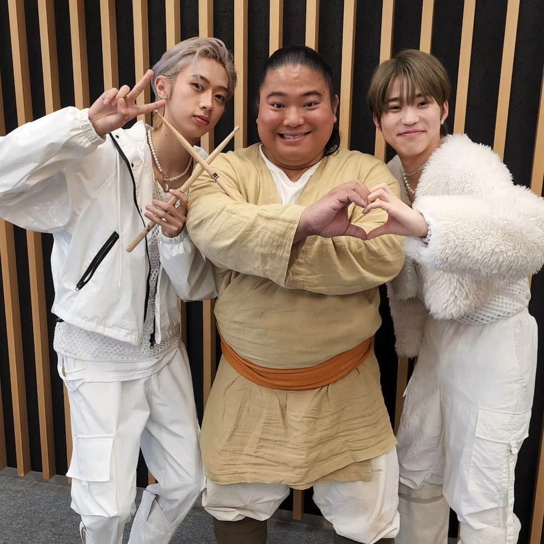 のインスタグラム：「10月10日は『ドラムの日』🛢️✨ との事でHi-Fi Un!cornのドラム🥁担当ミンさん&ボーカル🎙️担当シュウトさんと記念に📸✨ そしておかげさまでTiktokのフォロワーが10万人を突破しました㊗️🎊 一緒に踊った動画もあるのでよかったらcheckしてみて下さい👍️🔥 10月12日22:00～の櫻井・有吉THE夜会にも出演するので是非ご覧下さい📺️❇️ #𝐕𝐈𝐕𝐀𝐍𝐓 #富栄ドラム」