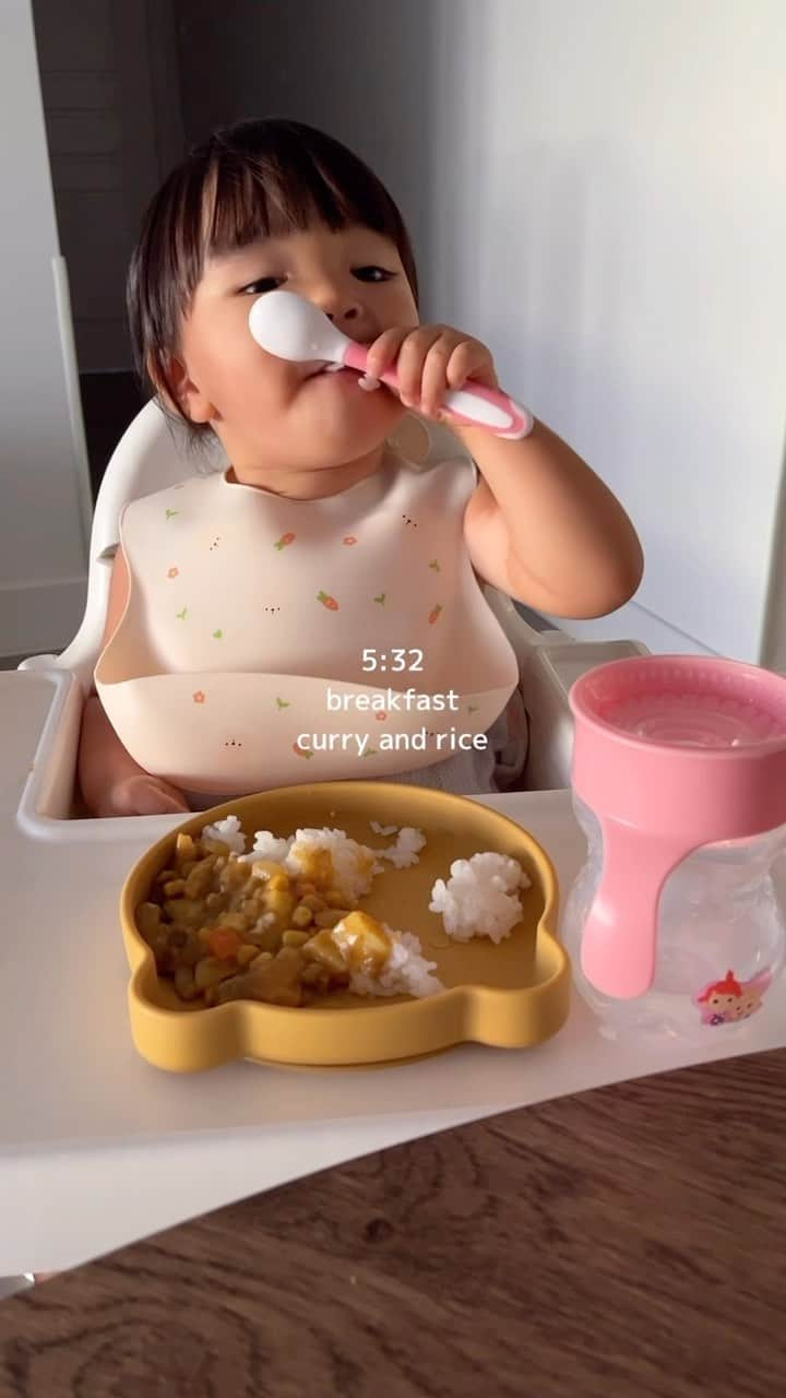 HISANAのインスタグラム：「what my toddler eats in a day👧🏻🫶 1歳10ヶ月すずちゃんの食事記録🍽️  この日は朝からカレーのリクエストで2杯も食べてました😂 夜ごはんはお味噌汁はおかわりしてくれたけど、集中力もなくなったのかそぼろな気分じゃなかったようで早々にdoneされました🥹  #1歳女の子#1歳10ヶ月#海外移住#フィリピン#マニラ#海外子育て#海外で子育て#幼児食#幼児食メニュー#幼児食記録 #22months#whatmytoddlereats」