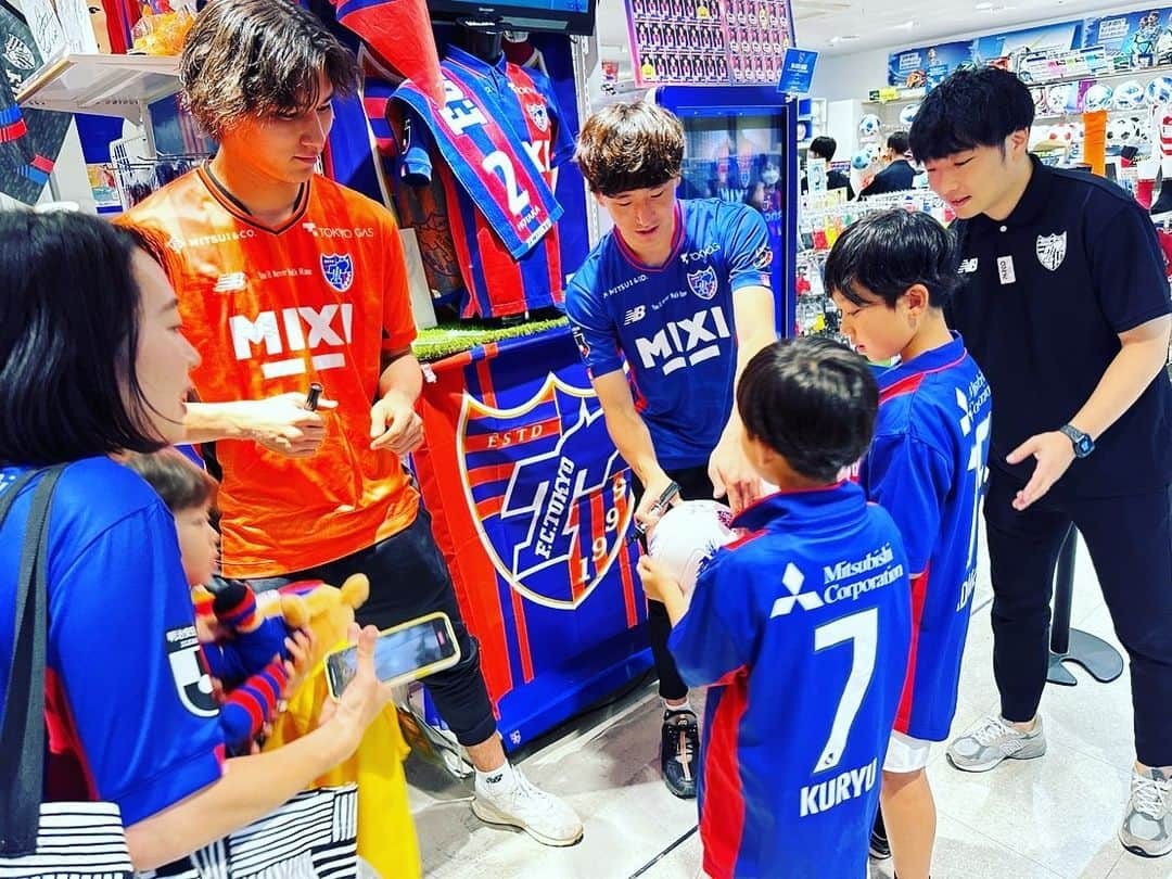 FC東京オフィシャルグッズさんのインスタグラム写真 - (FC東京オフィシャルグッズInstagram)「🔵🔴 6日(金)から3日間にわたり開催した「F.C.TOKYO 25th Anniv. Month」オフィシャルショップ選手訪問・サイン、撮影会!!🙌😆🔵🔴  ご参加いただいたみなさま、ありがとうございました!!🙏☺️🔵🔴 @fctokyoofficial  #AlpenTOKYO ##GALLERY2 #KAMO #ユーロスポーツ  #25thAnnivFCT  #FC東京 #fctokyo #tokyo」10月10日 15時54分 - fctokyoofficial