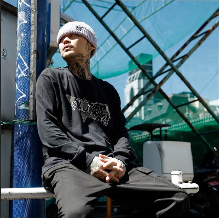 のインスタグラム：「Tokyo True collection ⛩️  ロンTが心地よい季節🍂 @jnkmn   #TrulyDefined #TrueToThis #Volcom #VolcomJapan #ボルコム  #tokyotrue」
