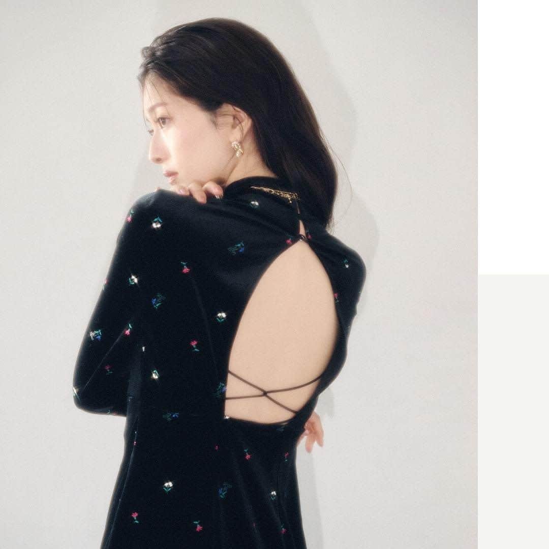 のインスタグラム：「.  - PRE ORDER -  "GRACE GALA" 煌びやかで勢いのあるパーティムードに気品を纏わせ、 洗練された装いへと昇華させた今シーズン。 クラス感のある高揚感と旬なルックを提案する '23 Winter Collection  【10/5 thu 12:00- 】 モデル・小室安未が纏う 冬の最新LOOK BOOKの 先行予約がオンラインにてスタート!!  ■先行予約会開催サイト LILY BROWNオフィシャルオンラインストア MASH STORE（公式アプリ） USAGI ONLINE ZOZO TOWN Rakuten Fashion  #lilybrown #リリーブラウン #vintage #vintagefeature #先行予約  #冬 #Winter」