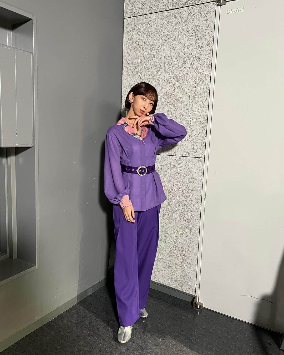 飯田里穂のインスタグラム：「ゆるシェア💟💟  shirt @keikonishiyama   ゆるシェアはいつもパンツスタイルの気分。 柄ピンクが映えるシャツを合わせて着用させていただきました◎  stylist @shingo_tsuno」
