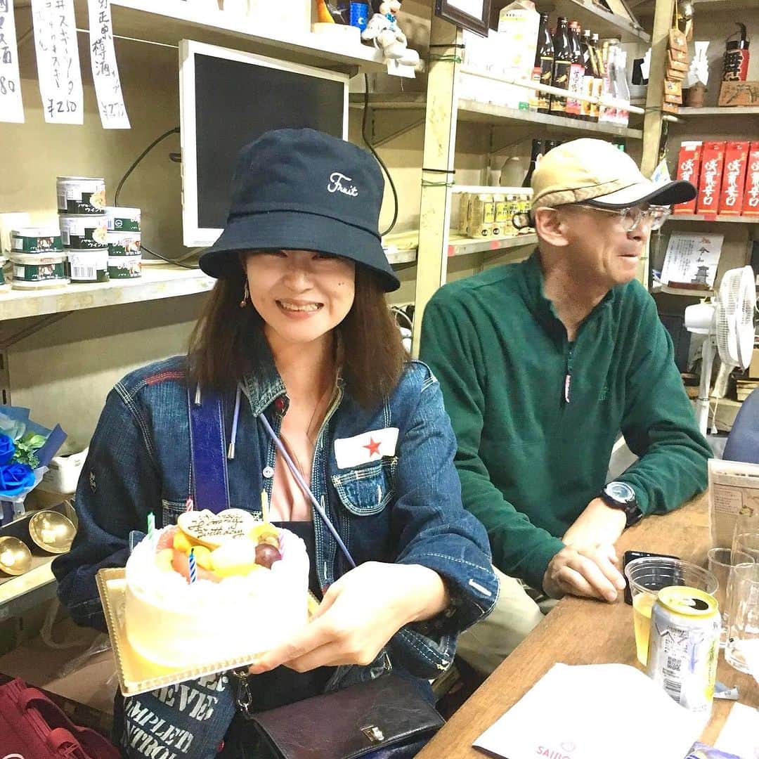 上久保慶子さんのインスタグラム写真 - (上久保慶子Instagram)「9日誕生日でした🙇‍♀️💦 ※黒沢さんのお写真拝借🙏 その1日前に、川越の老舗の酒店「勢〆」さんの酒蔵資料館にて、 「はじめとおおじ」のLIVEがありました！LIVE準備のお手伝いの後、 乾杯🍻しようという事で、 いつものテーブルに座った後、 なんとサプライズケーキ😍😭 感動🥺🥺🥺 早く到着したはじめさんも 勢〆の笠原お父さん、はるちゃんも、 黒ちゃん、チー姉、 いつもお世話になってる、 まめちゃん&一ノ瀬監督筆頭に birthdayの曲も歌ってくれて、 今年忘れられない誕生日イブを過ごせました🙇‍♀️❤️ 皆さん本当にありがとうございました❤️  最近、母親の事で色々頭いっぱいだったから久々に嬉しい気持ちで胸がグッと熱くなり、心の動きが鮮明に見えた！！ こういう事なんだよね。感動するという事、心が動く事って大事なんだよね…母にもそうなってほしいなぁなんて思いながら、投稿しております😆  久々お会い出来た方々もご来場して、そして最高に素敵なJAZZ LIVE、JAZZ Nightを過ごせました🥰🍀 大切な１日でした🙇‍♀️  #JAZZLIVE #はじめとおおじ #皆さん温かい #川越 #勢〆酒店 #酒蔵資料館 #おくらライブ #サプライズバースデー  #サプライズケーキ #洋菓子店Hiro さん #フルーツケーキ #totlot #1日1日が大切 #元気という事 #笑うという事 #皆様素敵な１日を #感謝」10月10日 15時47分 - chankeikelly.k