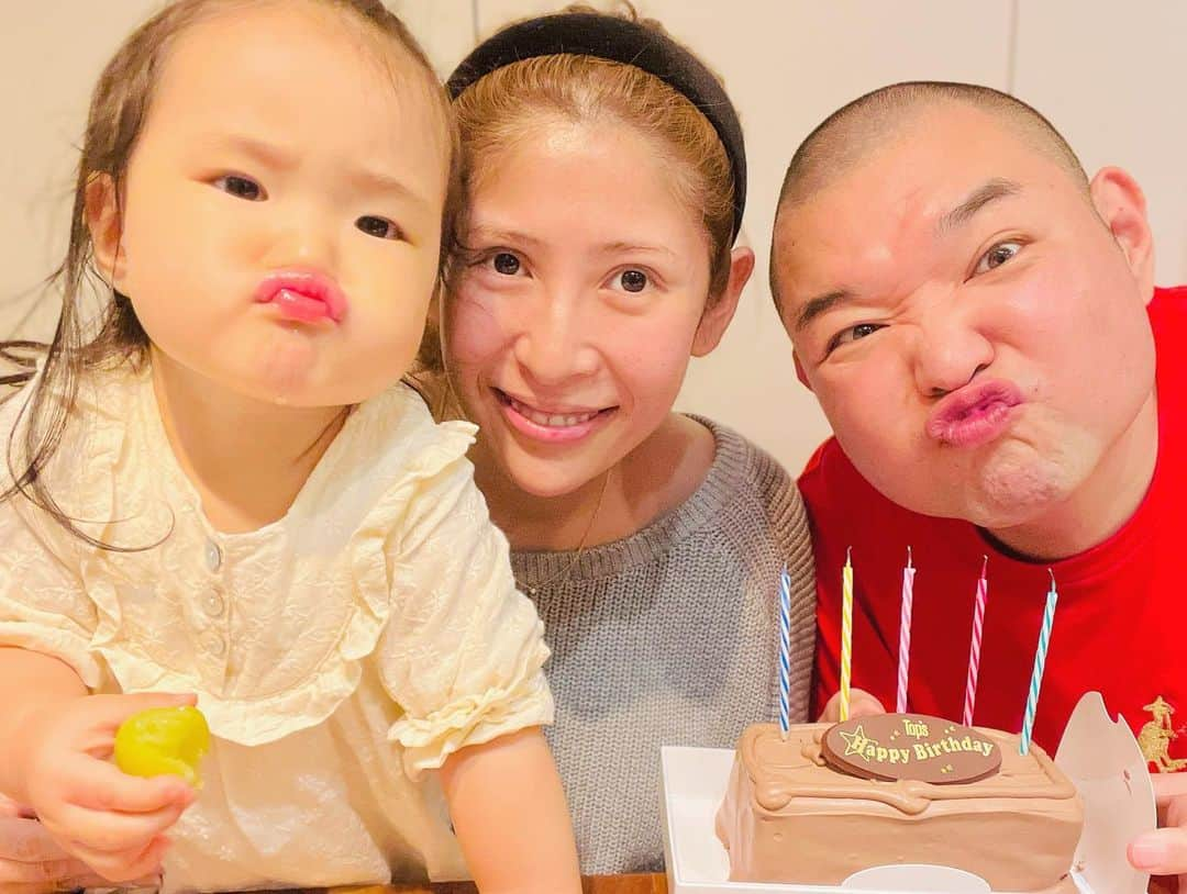 内山信二のインスタグラム：「母になって2度目の誕生日🥳 昔は、 ここ行きたい！これがほしい！と 一大イベントをほぼ強制してたけど、 今じゃ普通の日常が幸せと思える人間になりました😂 今年はどんな年になるかな？！ 家族皆んなで たくさん笑って過ごせる様に頑張ります😆✌🏾 . #10月9日 #birthday #同じ顔に挟まれて #幸せだ #3人家族 #内山信二 #琴 #絃」