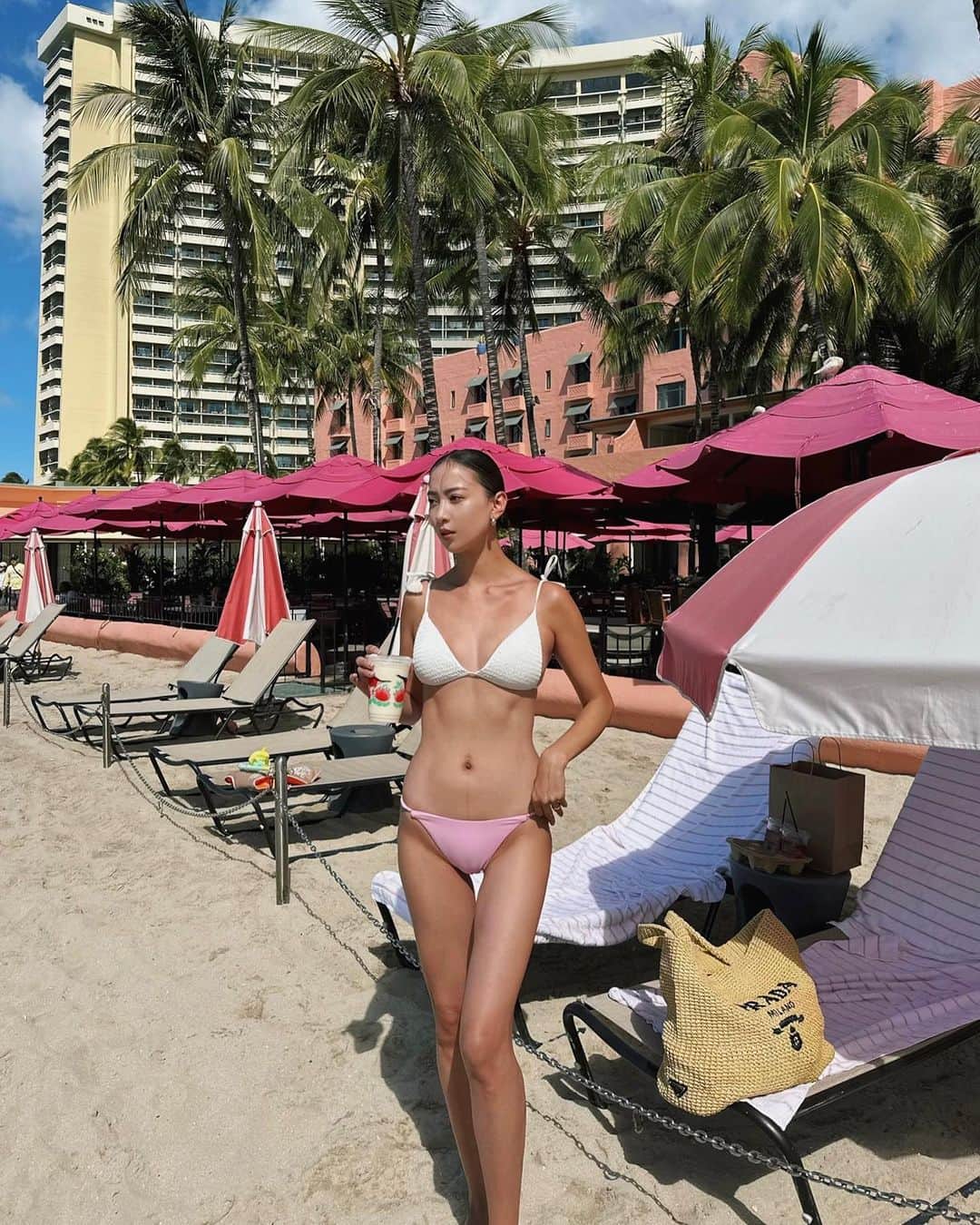ソンイさんのインスタグラム写真 - (ソンイInstagram)「Pink parasol 🩷🤍⛱️🤍🩷 The Royal Hawaiianではこの水着を着ると決めていた💞💞💞  #Hawaii #ハワイ旅行 #家族旅行 #子連れ旅行 #海外旅行 #子連れハワイ #子連れ旅 #2人育児 #産後5ヶ月 #2児ママ」10月10日 15時53分 - sunwei1013