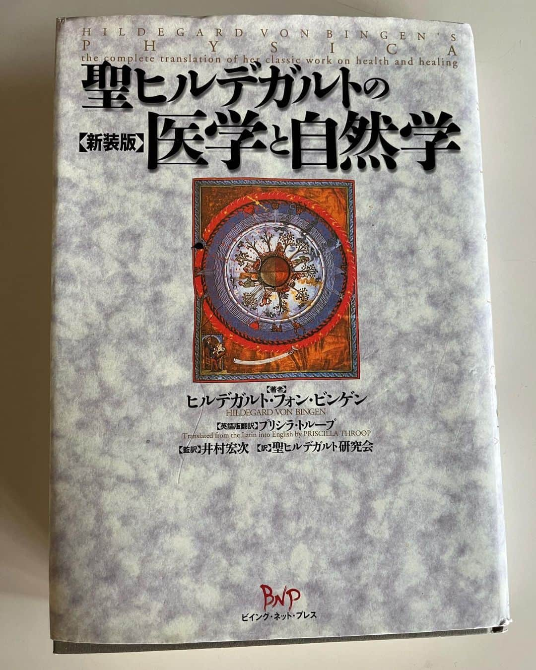 下條ユリさんのインスタグラム写真 - (下條ユリInstagram)「…  and light  光と  for harmony and happiness  調和と幸福  for peace on Earth 地球の平和への祈りと  from far moon  遠い月から  with @masayofunakoshi  雅代ちゃんと  ...  下條ユリ　 線と点と　展   Yuri Shimojo  Exhibition in Kyoto  “A line  and  a dot  and”   2023.10.13 (金) - 11.26 (日)  毎週　金、土、日　 11:30-17:00 予約不要  @farmoon_kyoto  Farmoon 茶楼　 左京区北白川東久保田町九 Kyoto Japan」10月10日 15時55分 - yurishimojo