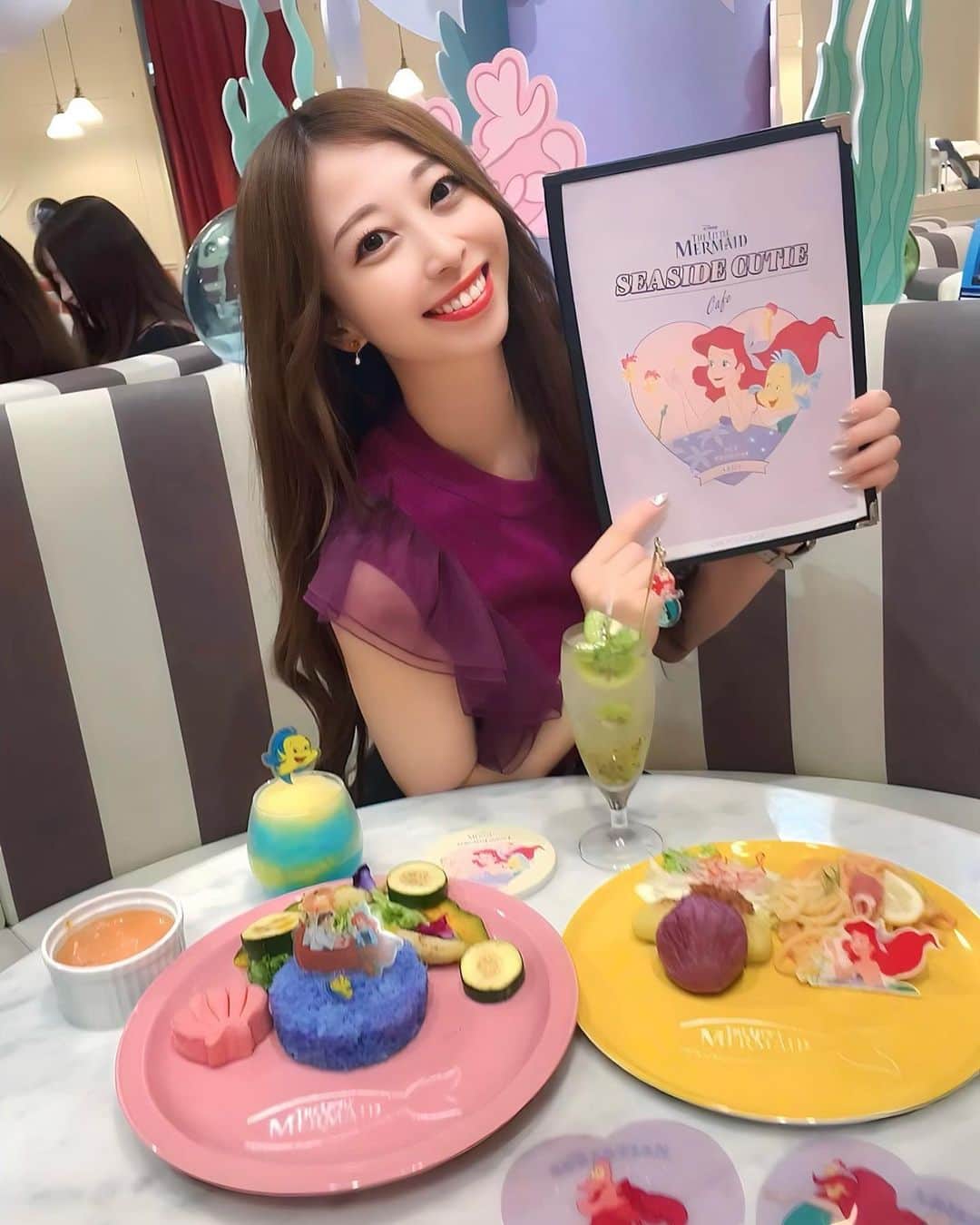 小泉奈央のインスタグラム：「. 🐠🫧🐚🏝️ . 推しプリンセスのカフェに❤️💜 . 入り口からずーっと可愛くて幸せでした🥹💜🫧 期間中2回も行ってしまった🦞❤️ . . . #アリエルカフェ#オーマイカフェ#オーマイカフェ東京#アリエル#リトルマーメイド#プリンセス#ディズニー#ディズニープリンセス カフェ#渋谷カフェ#原宿カフェ#shibuya#harajuku#tokyo#disney」