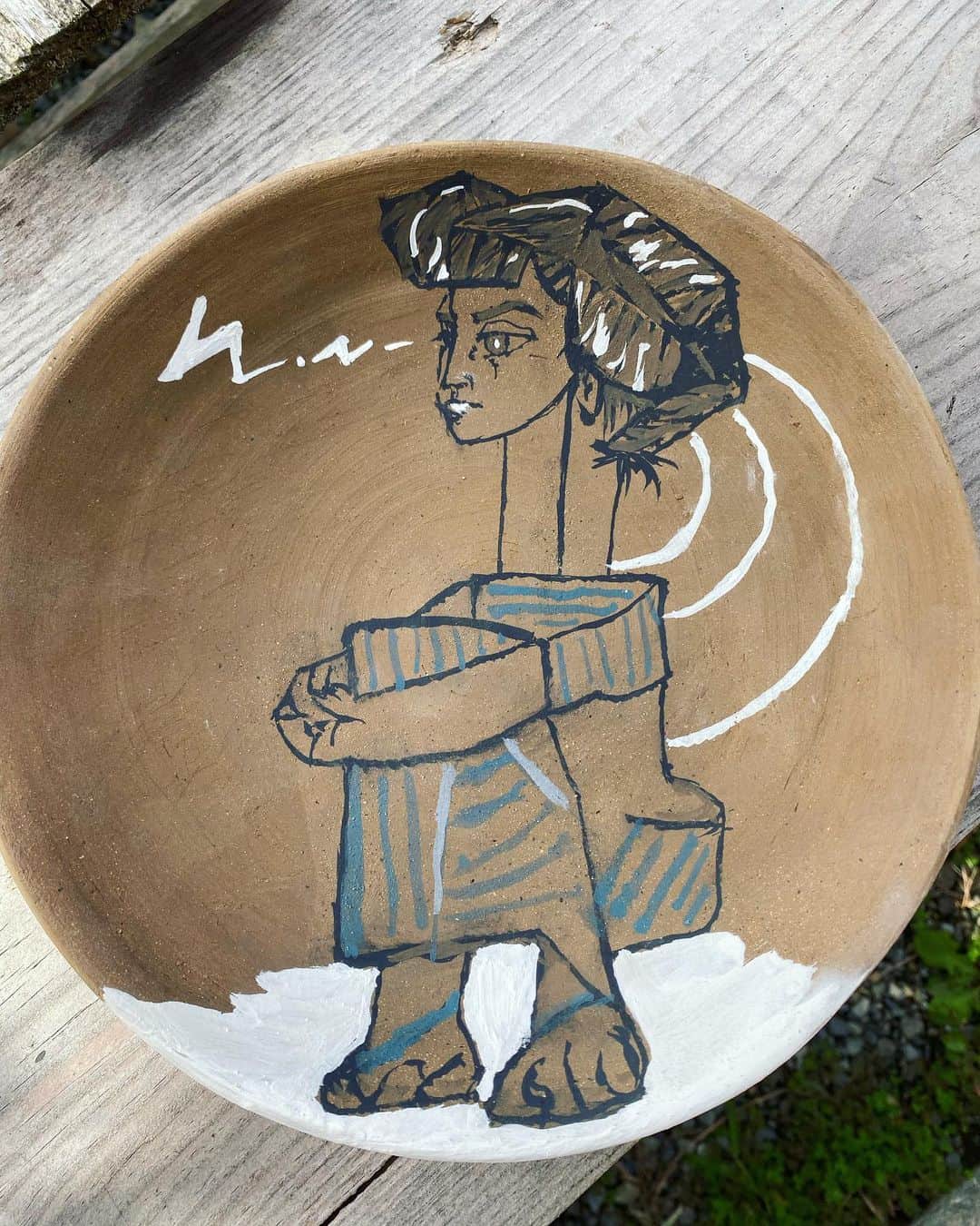 野本かりあさんのインスタグラム写真 - (野本かりあInstagram)「陶芸教室。 初めての絵付け。 細い筆で平らじゃ無いお皿に描くのは とても難しい。 釉薬がどんな色になるのか、楽しみ。 #陶芸 #pottery #picasso #いまみや工房」10月10日 15時56分 - karianomoto