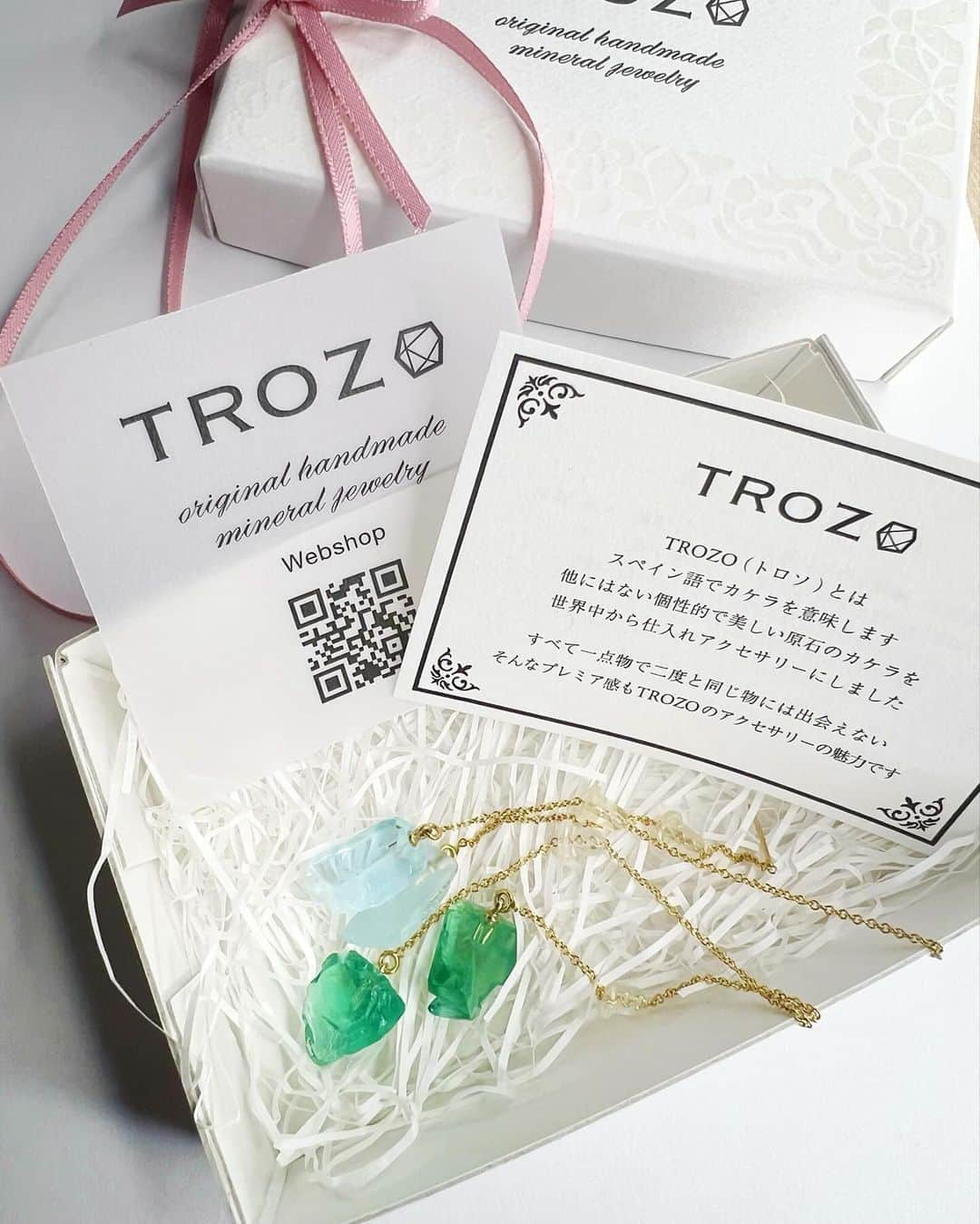 足立玲菜さんのインスタグラム写真 - (足立玲菜Instagram)「TROZO（ @trozo.shop ）で作ってもらったブルートパーズとダイアナマリアフローライト💎 TROZOの鉱物原石のアクセサリー可愛いの😍14kgfのチェーンにしてもらいました✨ 気になった方は是非😚  https://www.trozo.net/  #１点もの #アクセサリー　#原石 #Trozo  #鉱物原石アクセサリー」10月10日 15時57分 - reina_adachi