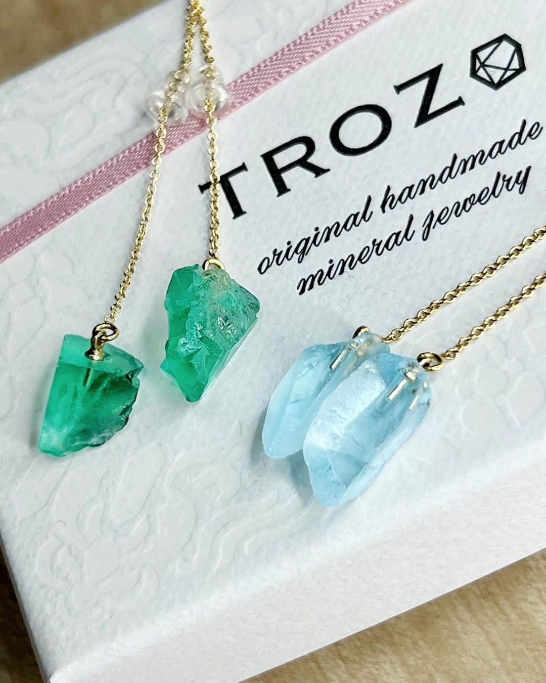 足立玲菜さんのインスタグラム写真 - (足立玲菜Instagram)「TROZO（ @trozo.shop ）で作ってもらったブルートパーズとダイアナマリアフローライト💎 TROZOの鉱物原石のアクセサリー可愛いの😍14kgfのチェーンにしてもらいました✨ 気になった方は是非😚  https://www.trozo.net/  #１点もの #アクセサリー　#原石 #Trozo  #鉱物原石アクセサリー」10月10日 15時57分 - reina_adachi