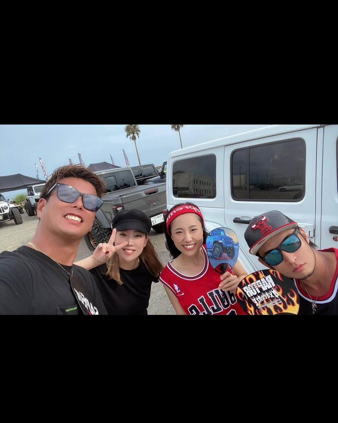 ジュンペイさんのインスタグラム写真 - (ジュンペイInstagram)「. オソロコーデでJeepイベントへGo!大阪編の巻 . 大阪旅行2日目 . ①JORDANのユニフォームとキックスにカモフラのボトムスとロンスカ . ②Supremeのヘアバンとアームスリーブ . この時の隼平のJOADAN 7は前日に @panda_olllllllo_hc ちゃんから譲り受けたモノ . そして、実はおかよはカモフラ柄のショーパンを履く予定やってんけど . 前日に見つけたロンスカがめちゃくちゃ良くて、当日の朝ロンスカに変えました . ③午前中は @aota.1001 さん、 @31k_olllllllo_5 さん @358_olllllllo_willys さん達と色々回って . ④午後は @ksay_1710 君家族と一緒に行動 . ⑤おかよがお子ちゃま達と遊んでる間 . ⑥隼平はゆーじ君とショップ巡り . そんなショップ巡り中 . ⑦隼平が今後お世話になるであろうショップ @joint1995 さんで . 隼平が欲しかった物を発見 . 良き買い物が出来ました . イベント会場の隣りにはキッチンカーも沢山来ていて . バスケコートやスケートパークもあり . ⑧ベニスビーチかと思う様な景色が広がってました . 楽しい旅を終えて、帰りのマクドで . ⑨おまけの笑顔 . そんな . ⑩夏の日の思い出達 . Funny how time flies⏳ . 隼平×おかよ . #あいの里  #lovevillage  #netflix  #ネトフリ  #恋愛リアリティショー  #恋リア #恋愛バラエティ  #隼平  #おかよ  #villageメンバー #オソロコーデ  #大阪旅行  #jeep  #jeepwrangler  #jeepgathering」10月10日 16時11分 - kk_jayp