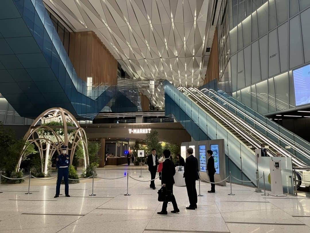 のインスタグラム：「The Toranomon Hills complex located in the heart of Tokyo completed its redevelopment project last week, operated by Mori Building, after its initial opening in 2014.  The new 49-story Station Tower is the fourth skyscraper at the complex in Minato Ward and has 107,000 square meters of office space along with a hotel, 70 shops and some restaurants.  It also has an “interactive communication facility” called Tokyo Node on its top floors. An event hall, an art gallery and a rooftop garden where people can host events can also be found there.  The massive Toranomon Hills project has helped cement the area's standing as one of Tokyo's major business hubs. In fact, compared to Mori Building’s other landmark redevelopment projects, such as Roppongi Hillis, the developer has stressed that one primary goal of the Toranomon Hills project is to lift the city's standing as a global business hub. Read more with the link in our bio.  📸 Kazuaki Nagata  #japan #tokyo #toranomon #toranomonhills #news #japantimes #日本 #東京 #虎ノ門 #虎ノ門ヒルズ #ニュース #ジャパンタイムズ #🏙」