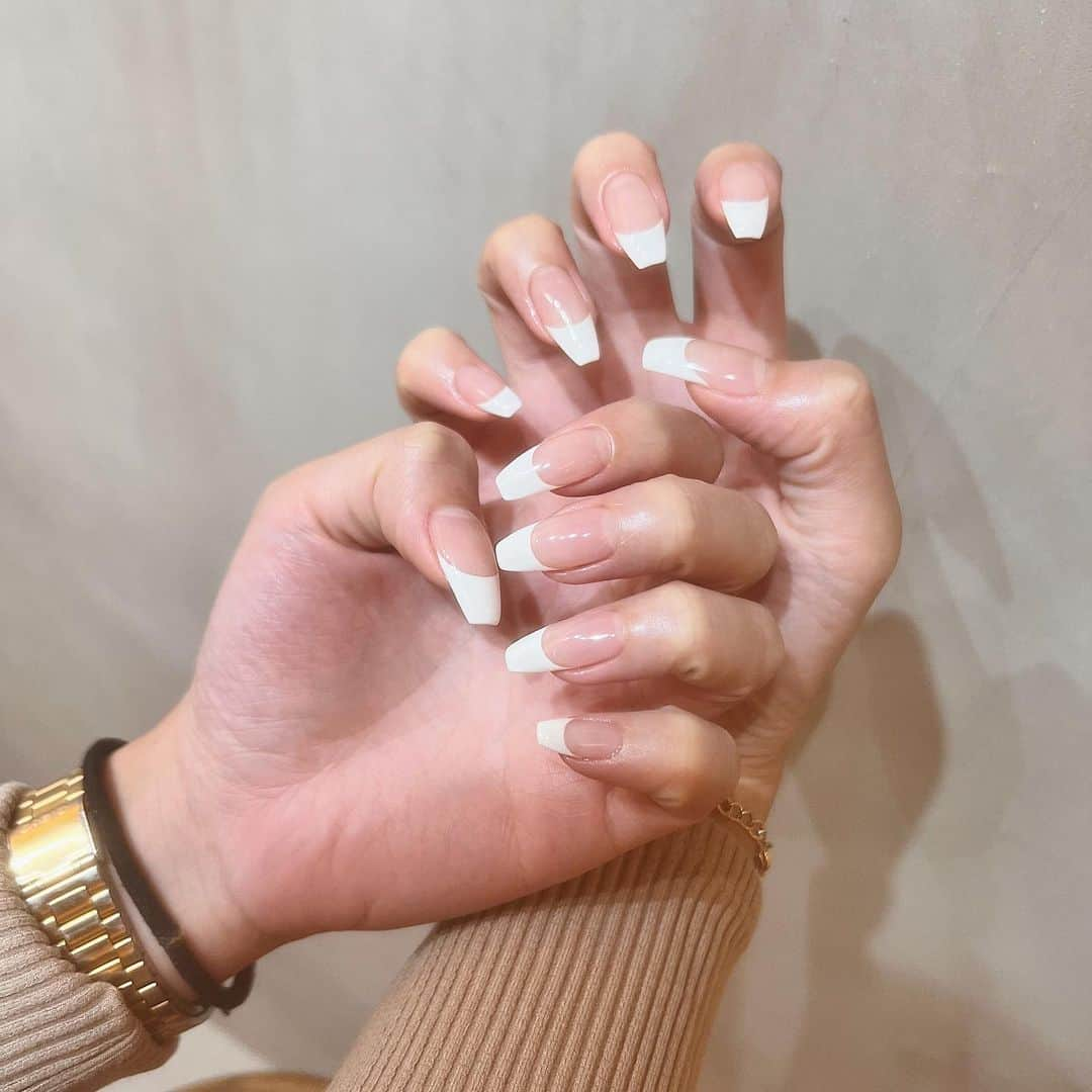 中野ケイナのインスタグラム：「#newnails 🤍 - やっと変えれた✨笑 シンプルなのも可愛いよね👼🏻 今回担当してくれたお姉さんガチでブルピンのリサにそっくりだった可愛かった🥺❤︎」