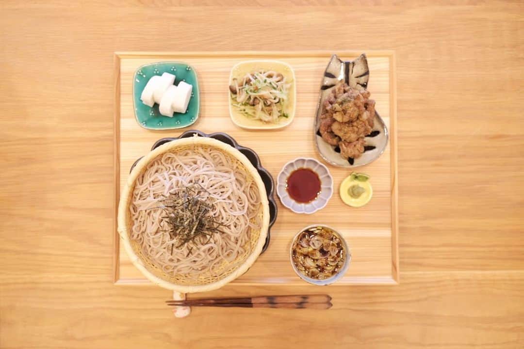 のインスタグラム：「*** 今日のごはんでした。  夏の残りのお蕎麦 お刺身はんぺん 水菜としめじのおひたし ソース豚から  残ってたお蕎麦 どうしようかなと思ってたんですが 今日の気温はちょっと温かかったので このタイミングに消費🍜 冷蔵庫も食材が無くなって 気持ち良く買い出しが出来そうです🛒」