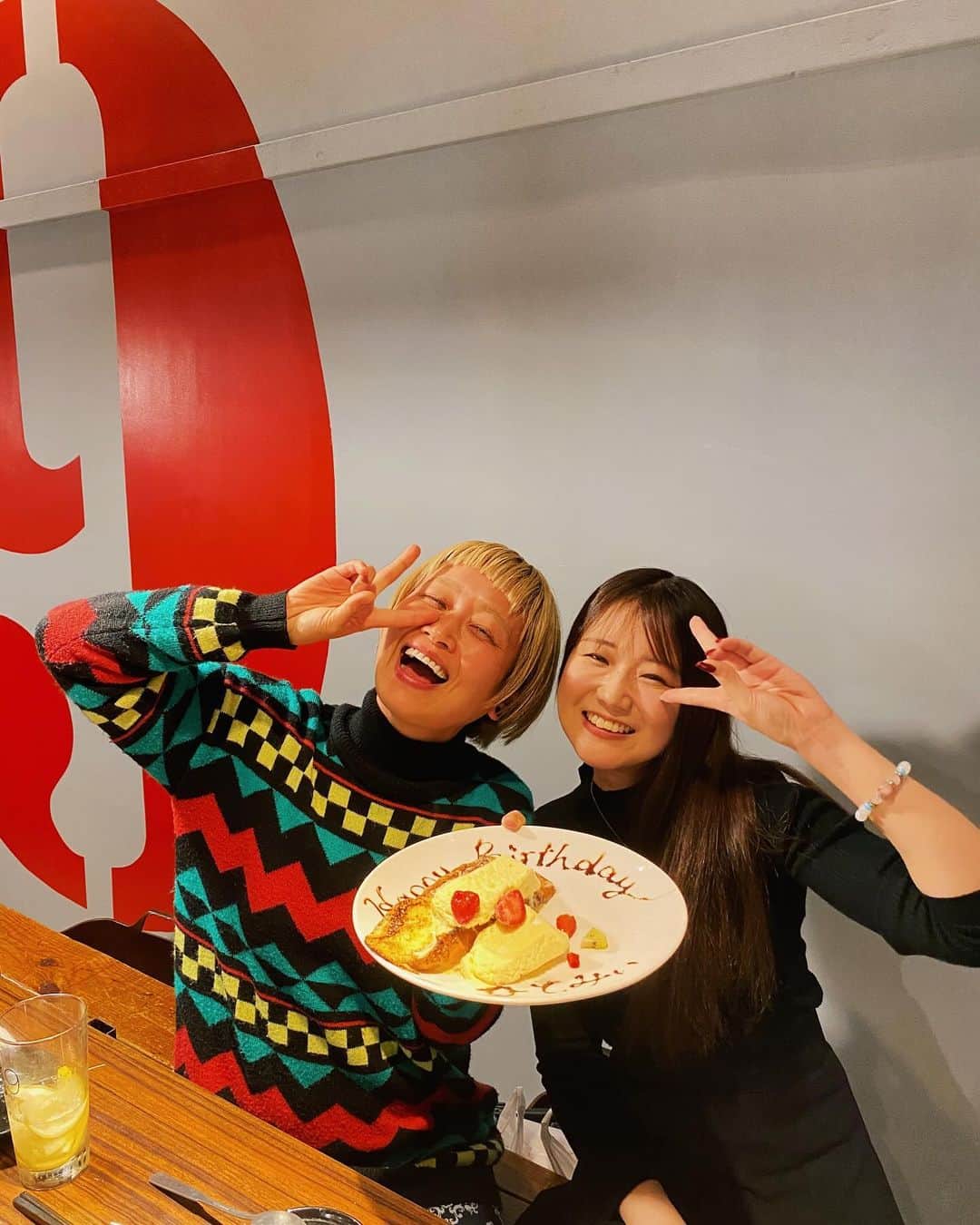 藤田早希のインスタグラム：「行きたかったお店とひとみぃの 遅めの誕生日を祝ったよ🧏🏻‍♀️ お肉全部美味しかったしまじで忘れとったけど この人大食いだったわ。 急速にご飯大盛りが消えていたよ。 サプライズプレート出して頂きました🥰 こうやってハッピーなバイブスはみんなで シェアしたいね✨ 昨日は無限ハッシュタグ覗きしていたよ🤭 改めて誕生日おめでとうー！ これからもいっぱい笑おうねー！. . ☆☆☆☆☆☆☆☆☆☆☆☆☆☆☆☆☆☆☆☆☆☆☆. .  The store I wanted to go to and Hitomi's I celebrated a late birthday🧏🏻‍♀️ All the meat was so delicious I forgot about it. This person was a big eater. The large bowl of rice was quickly disappearing. I was given a surprise plate 🥰 This is how we all share happy vibes I want to share it ✨ Yesterday I was peeking into the infinite hashtag 🤭 Happy birthday again! .  가고 싶은 가게와 히토미 늦은 생일을 축하했어 🧏🏻‍♀️ 고기 모두 맛있었습니다. 잊어 버렸습니다. 이 사람 대식이었어. 급속히 밥 덩어리가 사라지고 있었어. 서프라이즈 플레이트를 받았습니다 🥰 이렇게 행복한 바이브스는 모두 공유하고 싶습니다 ✨ 어제는 무한 해시 태그 들여다 봤어 🤭 다시 생일 축하해!. . ☆☆☆☆☆☆☆☆☆☆☆☆☆☆☆☆☆☆☆☆☆☆☆. . . . #渋谷 #渋谷グルメ #焼肉 #ハッシュタグ覗き #29terrace #29terrace_shibuyaminamiguchi . . . .」