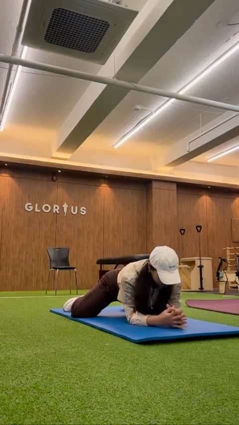 チョ・ユンジのインスタグラム：「_ 쌀쌀해진 날씨에 근육 뭉쳐서 스윙 안되면 안되니까 @hyup_glorius 쌤이랑 운동하고 연습한바탕🏌🏻‍♀️ 잠겨있던 고관절 풀어주고 상체 로테이션 운동 레스고💪🏻 이건 거의 베이스메이크업처럼 필수🙈  #운동 #골프트레이닝 #골프」
