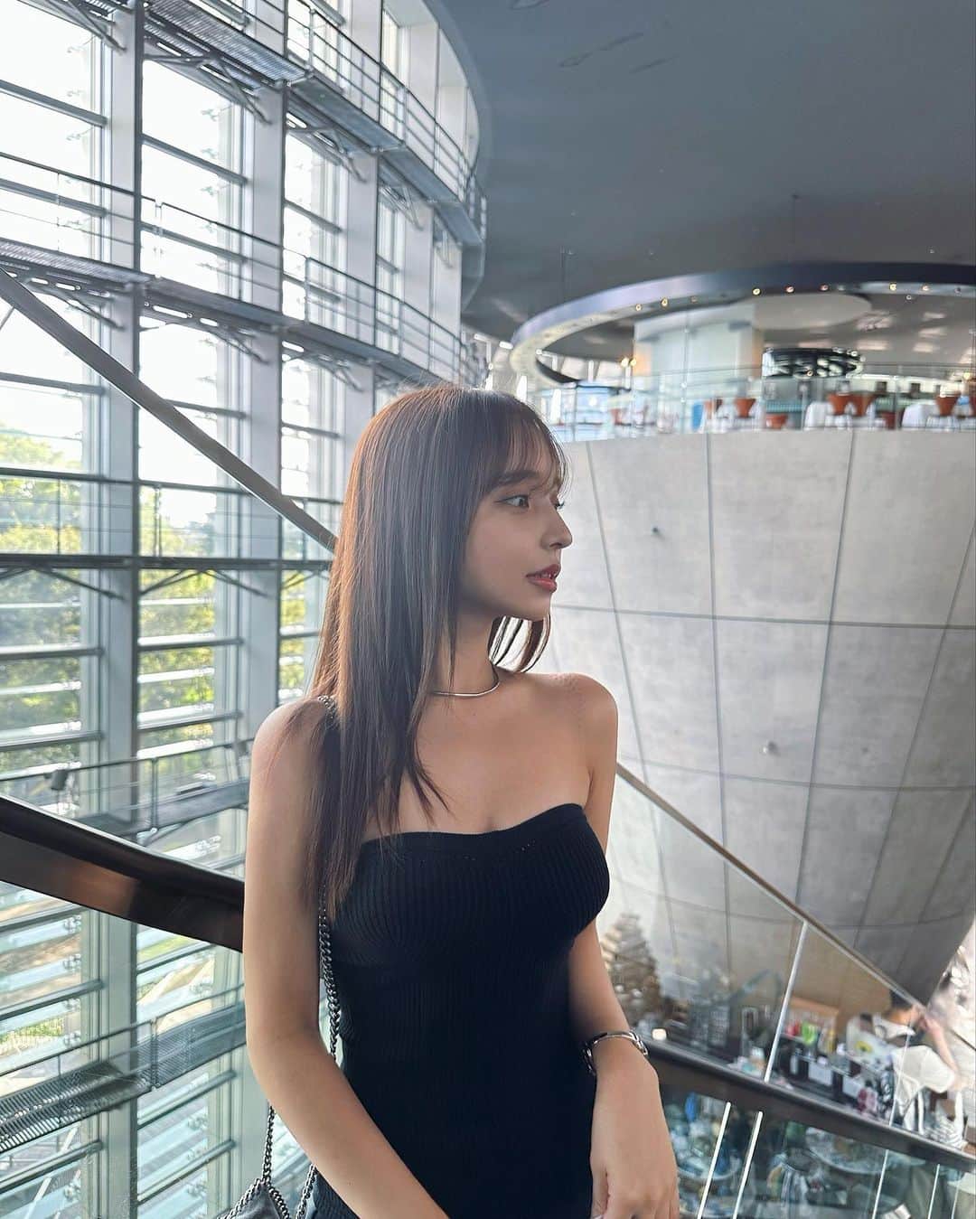 平尾優美花（ゆみちぃ）のインスタグラム：「好きな美術館、ってか建物🏛 晴れの日の日中、たくさんの窓から入る陽が素敵であたたかくなれるんだ〜」