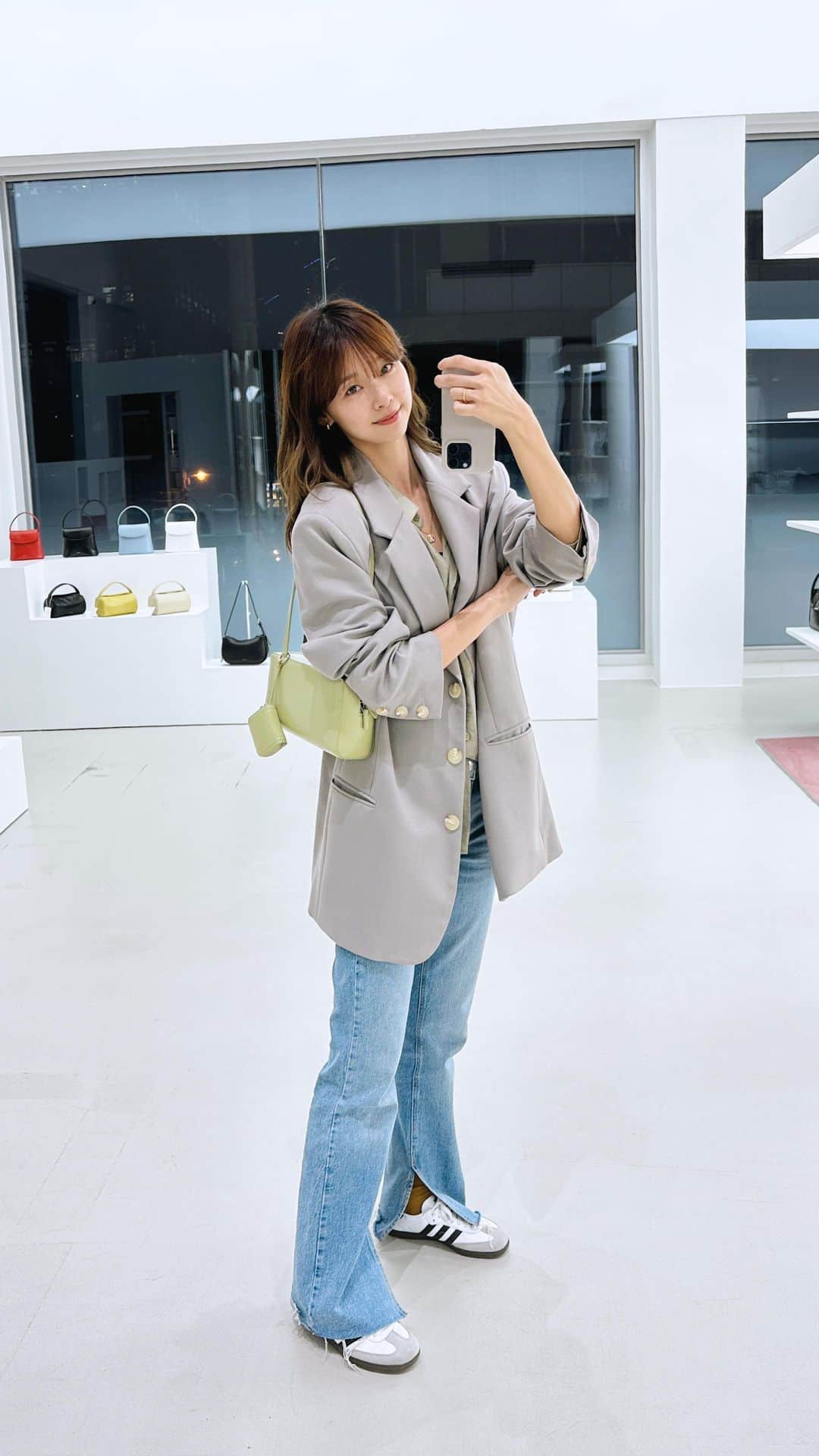 吳斐莉のインスタグラム：「STAND OIL 全館八折 ！ POST BAG買大送小！輸碼STANFEILI再折11%！  比在韓國當地買優惠 而且不需要機票就可以買到明星同款yo  要把握機會🦾」
