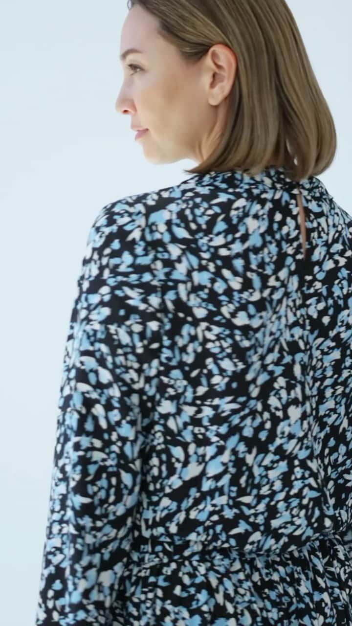 Theory luxe official account.のインスタグラム：「［FALL 2023 COLLECTION -October-］  ブランドオリジナルのアブストラクトプリントが繊細な華やぎを印象づける、ボリュームスリーブのクルーネックブラウスとタックフレアスカート。 透けにくく、細やかなシボ感をたたえたドレープの美しいクレープデシン素材を使用。  #theoryluxe #セオリーリュクス #セットアップ #柄ブラウス #柄スカート #フレアスカート」