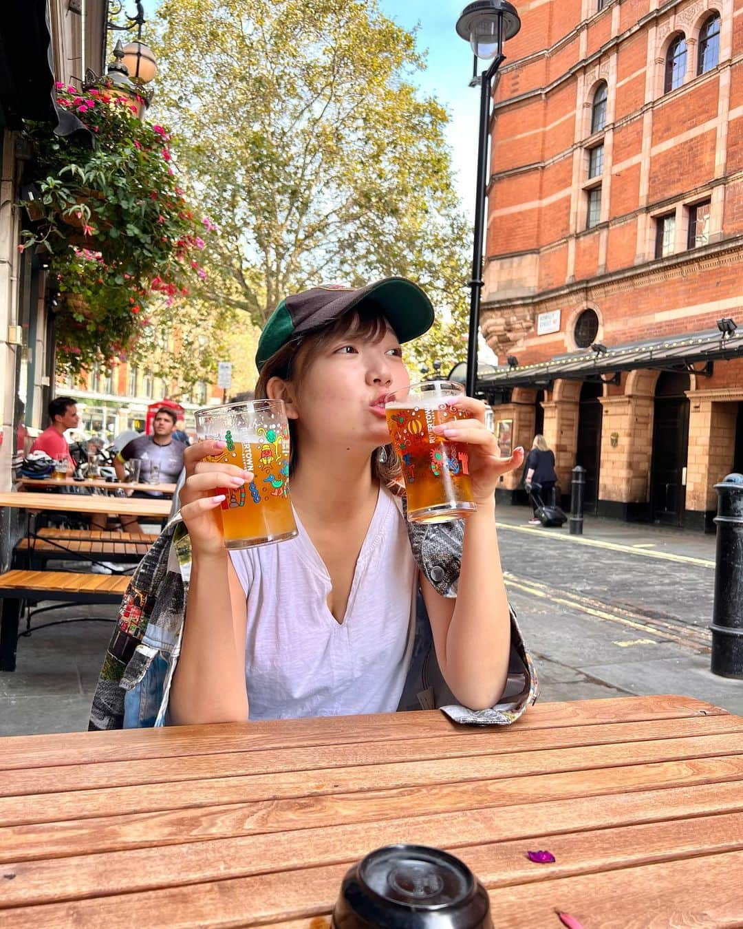 京佳のインスタグラム：「Still summer weather in London??🍻 ロンドンはまだ暖かい☀️過ごしやすい 今週までかな、、、」