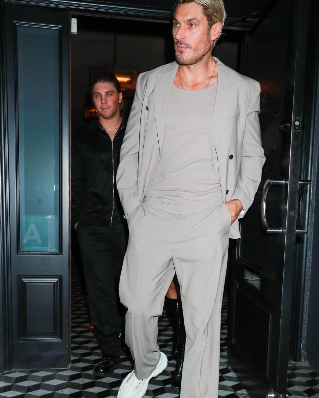 Just Jaredさんのインスタグラム写真 - (Just JaredInstagram)「Chris Appleton, Lukas Gage, and Chris' daughter Kitty-blu stepped out for dinner on Monday night in West Hollywood. See more photos of the trio over at JustJared.com! #ChrisAppleton #LukasGage #KittybluAppleton Photos: Backgrid」10月10日 16時12分 - justjared
