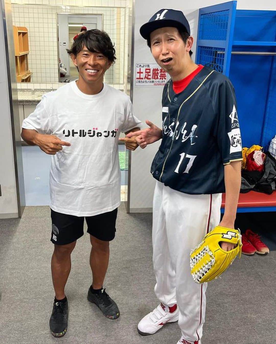 佐藤寿人さんのインスタグラム写真 - (佐藤寿人Instagram)「ラジオっ子の自分が、ポッドキャストを聴くようになったのは2007年、日本代表の欧州遠征⚽️  当時はTBSラジオ『木曜JUNKアンタッチャブルのシカゴマンゴ』  そして今は、DAZNのJリーグプレビューショーでご一緒させて頂いている銀シャリ橋本さんのオールナイトニッポン『銀シャリのおトぎばなし』を聴いています  橋本さんとchelmicoのMamikoさんのCROSSPODも🎶  そしてその流れから広島が生んだお笑いコンビ『アンガールズのジャンピン』を聴くようになりました  お二人のトークももちろん、リスナーの方々とのやりとりが面白く一瞬にしてどハマりしました  ちなみにジャンピンではリスナーの事をリトルジャンガと呼んでいます  リトルジャンガが増えてほしいとTシャツを購入したり、田中さんの初エッセイ集を購入したりと、いつかお二人にラジオネームを付けて頂けるようリトルジャンガのスポーツ界広報部長として邁進していく所存です  「元就。の収録で広島に戻ってきた際には市電を乗って広島駅までお迎えにあがります」  夏に山根さんと一緒に野球をしたり、田中さんとは久しぶりに番組収録でご一緒させて頂いたりとリトルジャンガとしては最高な時間でした  これから更にポッドキャストを楽しむ人、リトルジャンガが増える事を願ってます  #オールナイトニッポン #ポッドキャスト #podcast #アンガールズのジャンピン  #リトルジャンガ #アンガールズ #銀シャリのおトぎばなし  #銀シャリ」10月10日 16時13分 - hisato_sato11official